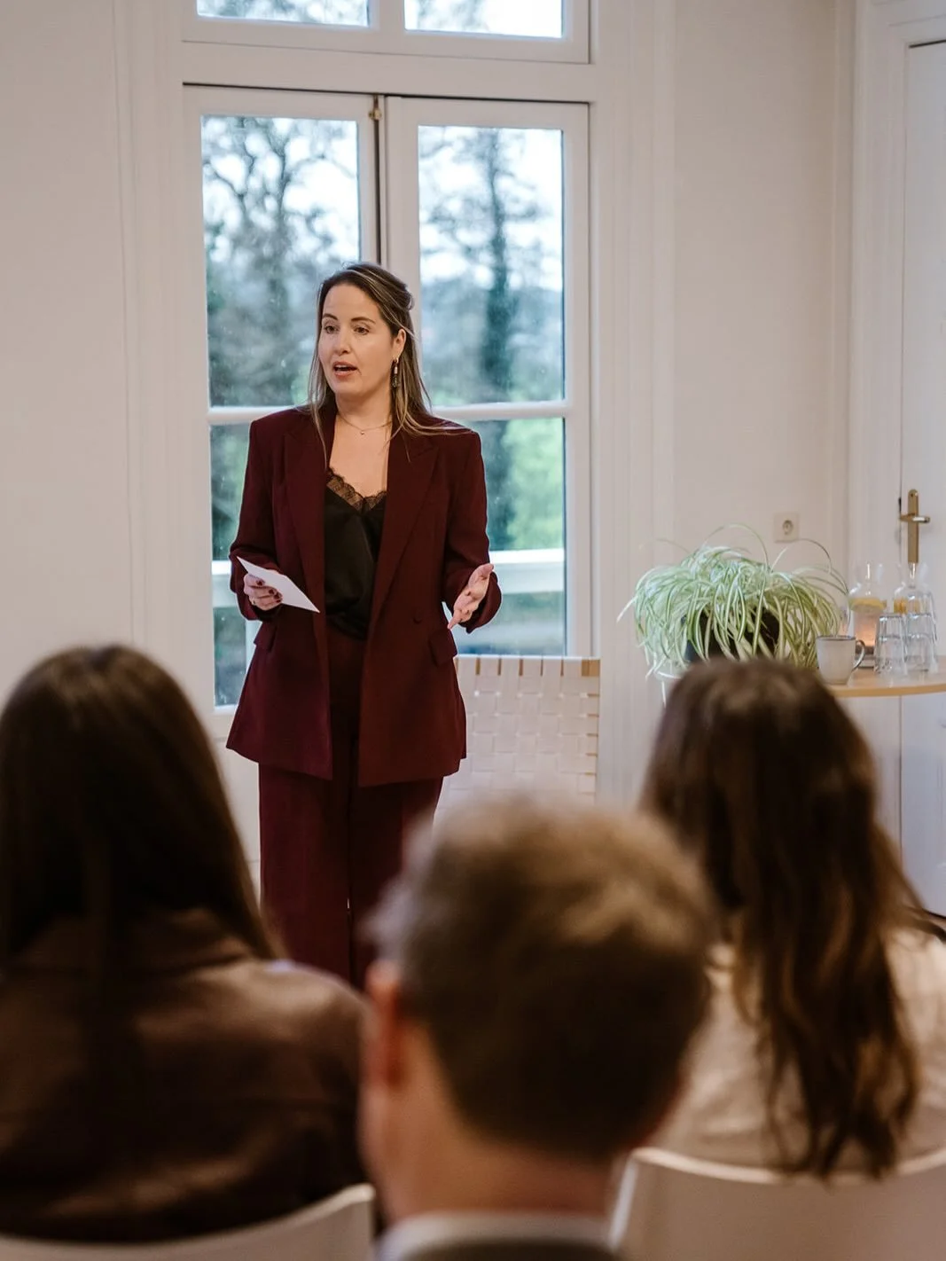 In december rondde ik mijn opleiding Leiderschap in Spreken bij @leadbypresence af met een talk. Echt een aanrader btw. 

Ik deelde een persoonlijk verhaal. Een verhaal dat ik in mijn kracht en authentiek wilde overbrengen.

Eentje dat al lang met me