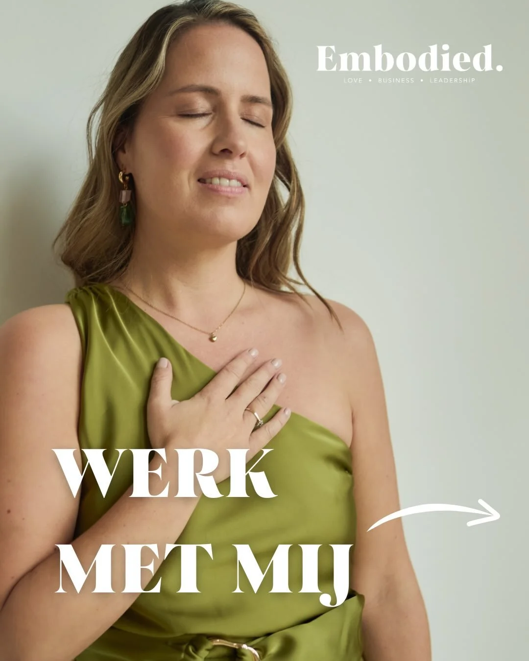 Je hoeft jezelf niet te verliezen om verbonden te zijn.

Liefde mag een plek zijn waarin je kunt blijven, waar vertrouwen de basis wordt.

In mijn werk begeleid ik mensen die voelen dat het anders mag. Die verlangen naar verbinding die veilig voelt.
