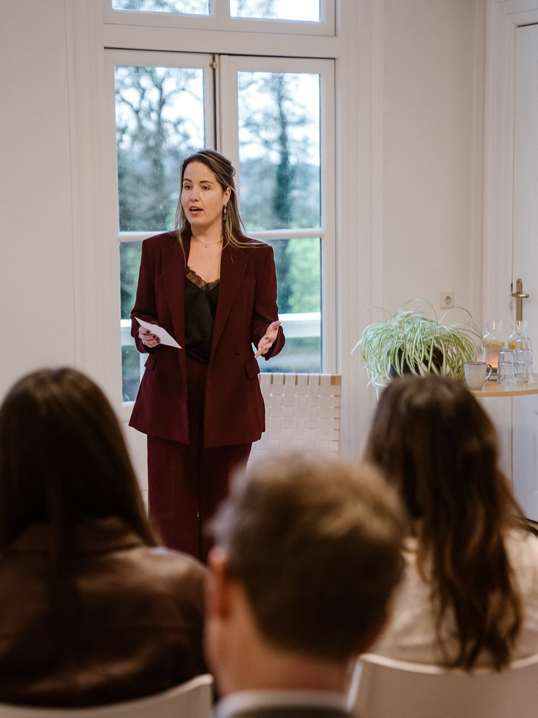 In december rondde ik mijn opleiding Leiderschap in Spreken bij @leadbypresence af met een talk. Echt een aanrader btw. 

Ik deelde een persoonlijk verhaal. Een verhaal dat ik in mijn kracht en authentiek wilde overbrengen.

Eentje dat al lang met me