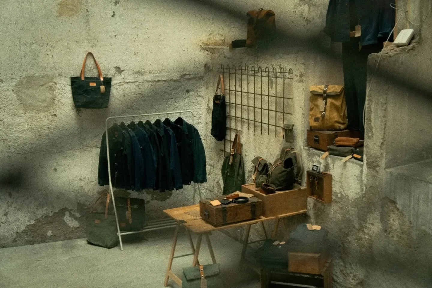 Seit gestern Abend ist das PopUp nun offiziell er&ouml;ffnet! Es war ein toller Abend mit guten Menschen und ein perfekter Auftakt f&uuml;r die Zeit bis Ende Dezember!
Geht vorbei, geniesst ein Glas und st&ouml;bert durch die ausgestellten Produkte!
