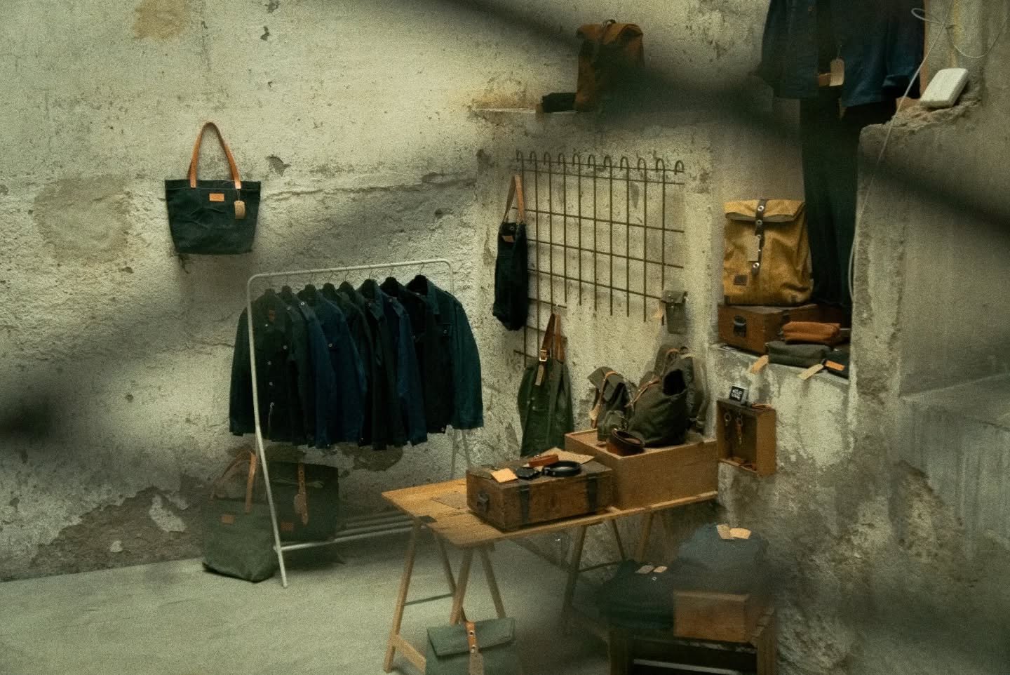 Seit gestern Abend ist das PopUp nun offiziell er&ouml;ffnet! Es war ein toller Abend mit guten Menschen und ein perfekter Auftakt f&uuml;r die Zeit bis Ende Dezember!
Geht vorbei, geniesst ein Glas und st&ouml;bert durch die ausgestellten Produkte!
