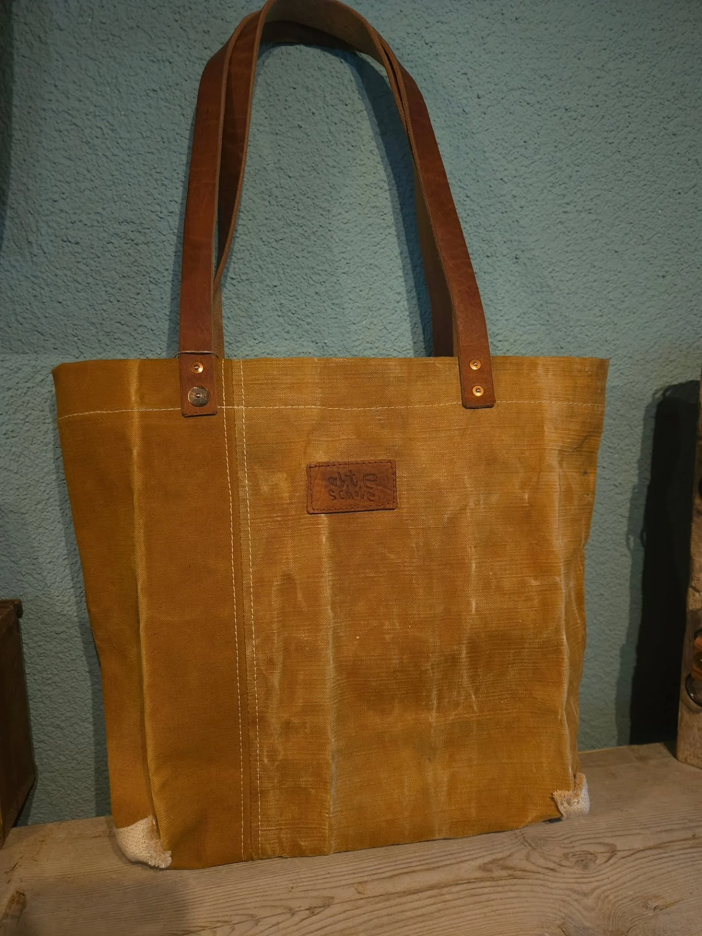 ⚜️ - Morus, Ribes, Juniperus, Rubus, Ribese nero - ⚜️

Unsere Shopper halten etwas aus! Robuster Vintage-Stoff, pflanzlich gegerbte Rindlederriemen mit Kupfernieten befestigt, Eckenschutz aus Vintage-Baumwollband.

Im Innern ein Leder-Schl&uuml;sselb