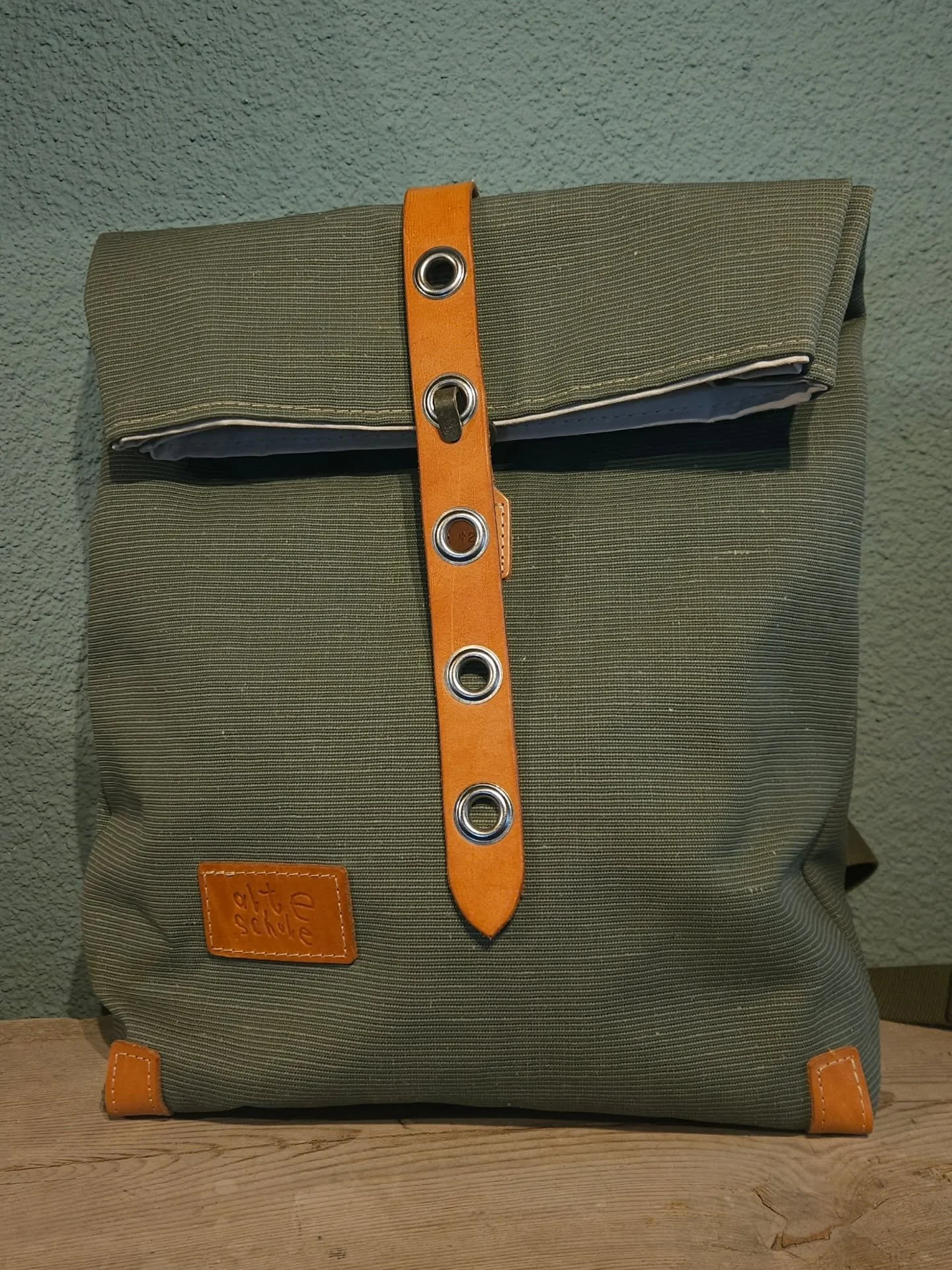 ⚜️ - Fagus - ⚜️

Der Ursprung. Der erste Rucksack, den ich gen&auml;ht habe, war bereits aus diesem Stoff gemacht - ich habe ihn 2017 meiner Frau Pia zu Weihnachten geschenkt.

Der Stoff ist eine Mischung aus Baumwolle und Leinen (daher die Linien - 