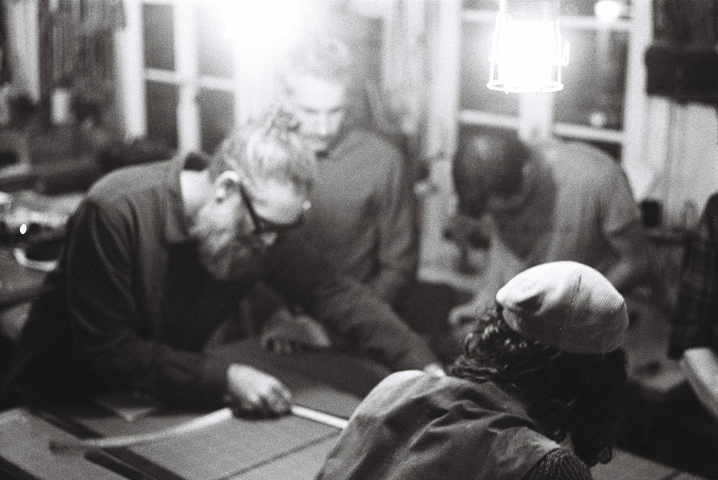 Analoges Schwarz Weiss Bild eines Gurtworkshops Gurtkurses