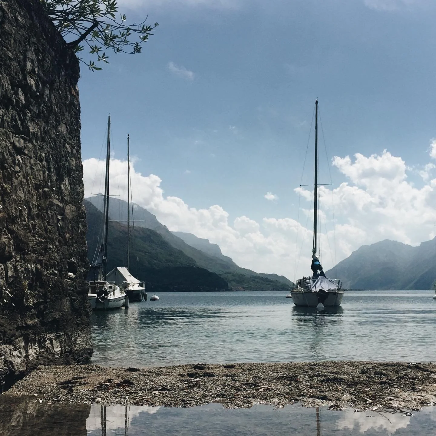 Lake Como [ ] Bellagio - a favourite stop off when travelling to Milan for  @milan.design.week There is so much to see, and to do; immersing yourself in the creativity, walking many thousands of steps each day seeking out the best of the best!!! To a