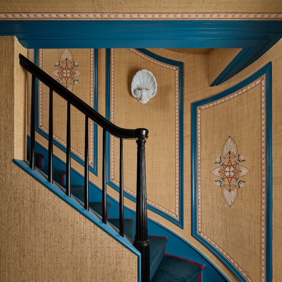 Layers of decoration 🙌 @phillipjeffriesltd @jamesthomasinteriors &ldquo;painted passage&rdquo; at the 2025 @kbshowhouse photo credit @sargentphoto