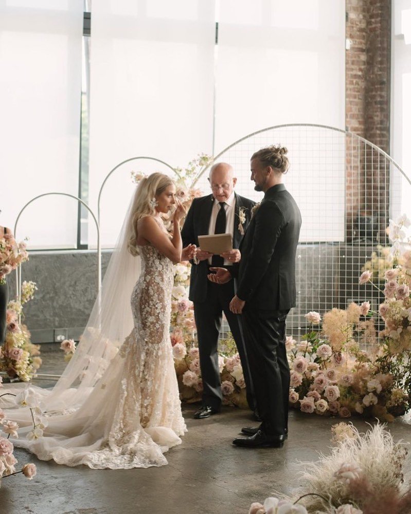 Happy tears 😭
📷@catherinemarietaylor.co
&bull;&bull;&bull;
PSA: always let the tears flow on your wedding day, it&rsquo;s okay to cry and for the people that love you the absolute most to see those tears. ✨ trust me, we are all here for it.