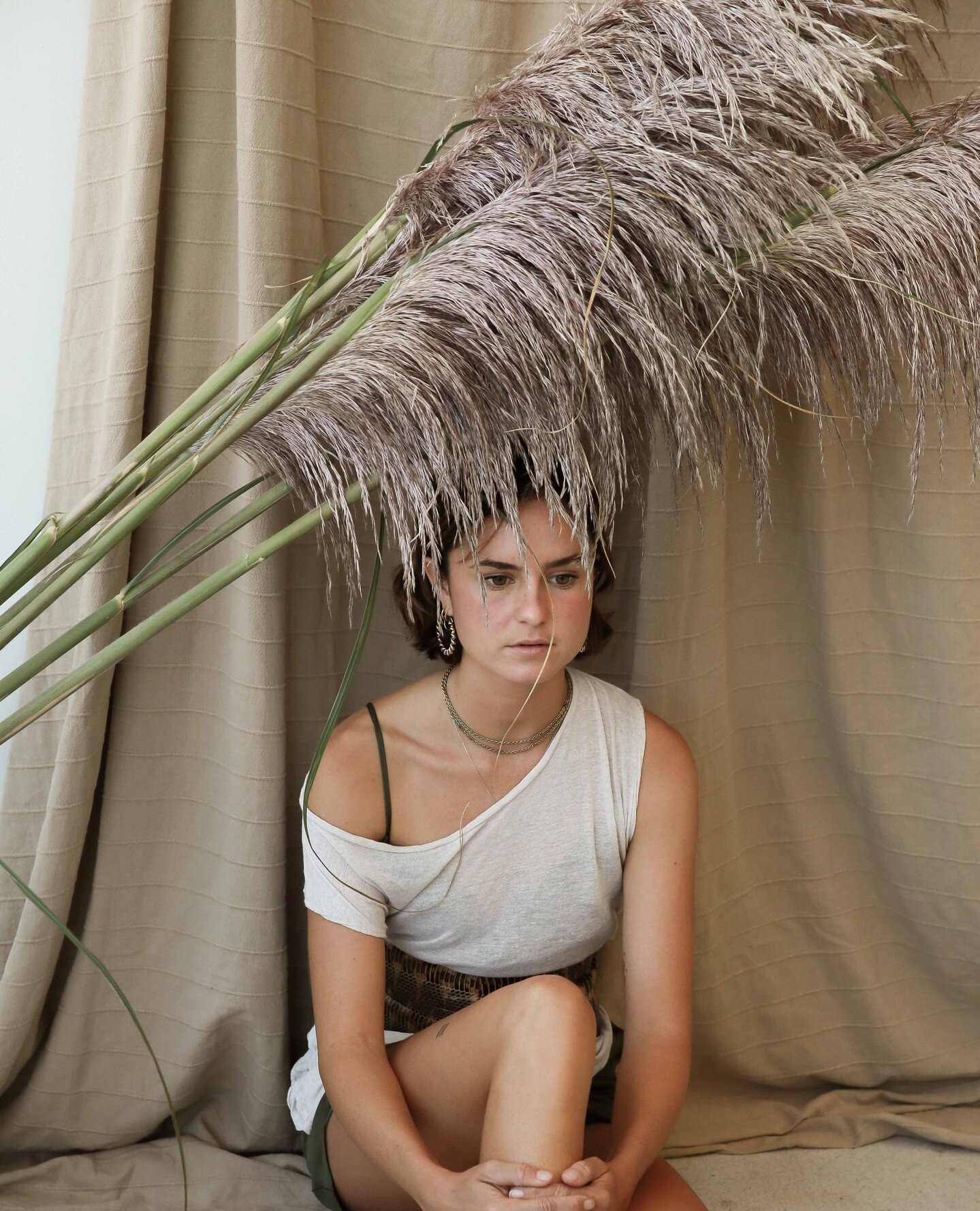 ....and sometimes there just has to be Pampus grass sitting on top of your head!!!⁠
In our Intro to Styling course, you learn all about styling products from fashion to Interior styling, to food styling and it all happens in 2 days. You'll love it.