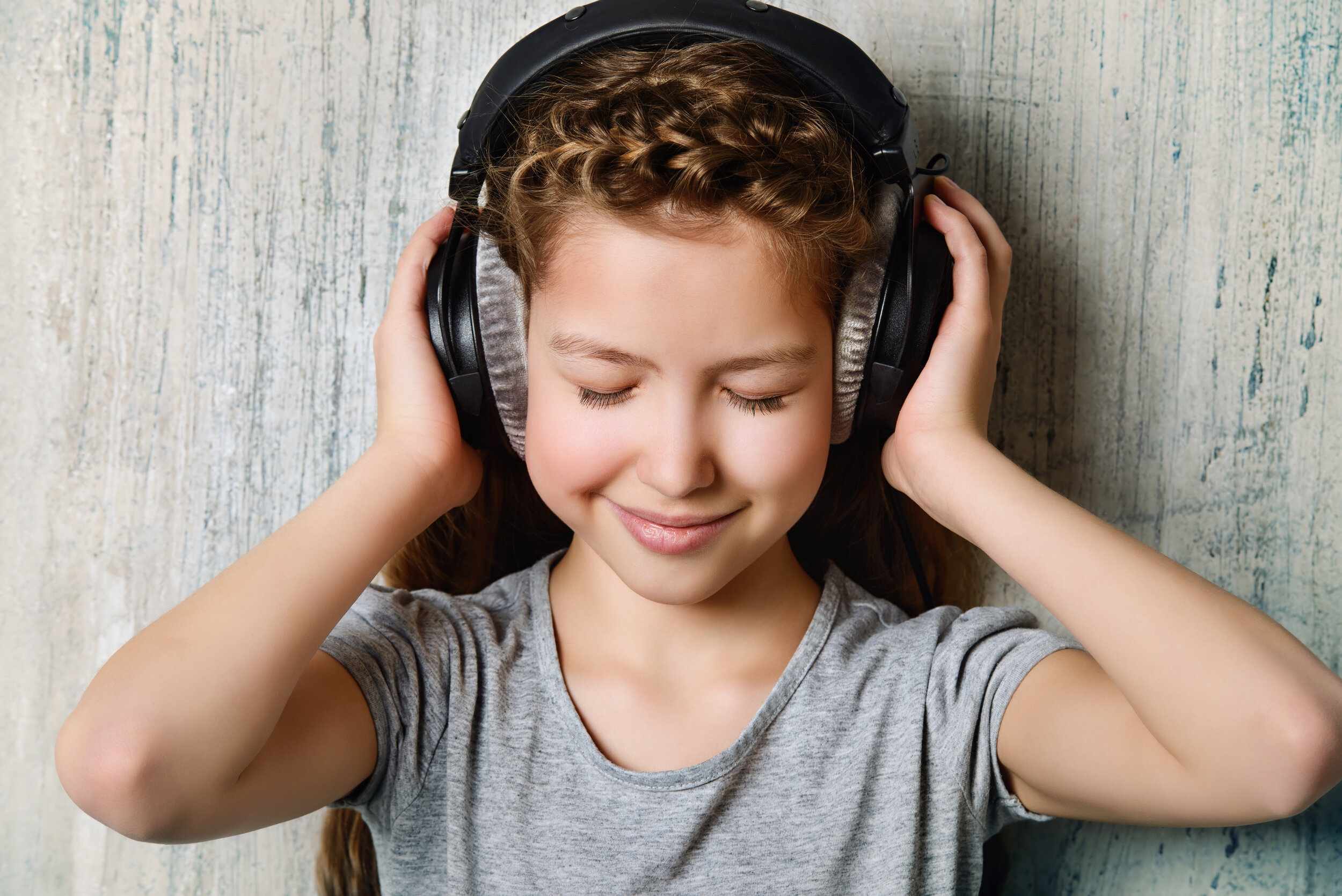 1 they listen to music now. Музыка для детей. Наушники с музыкой для детей. To listen to Music. Children listen to Music.