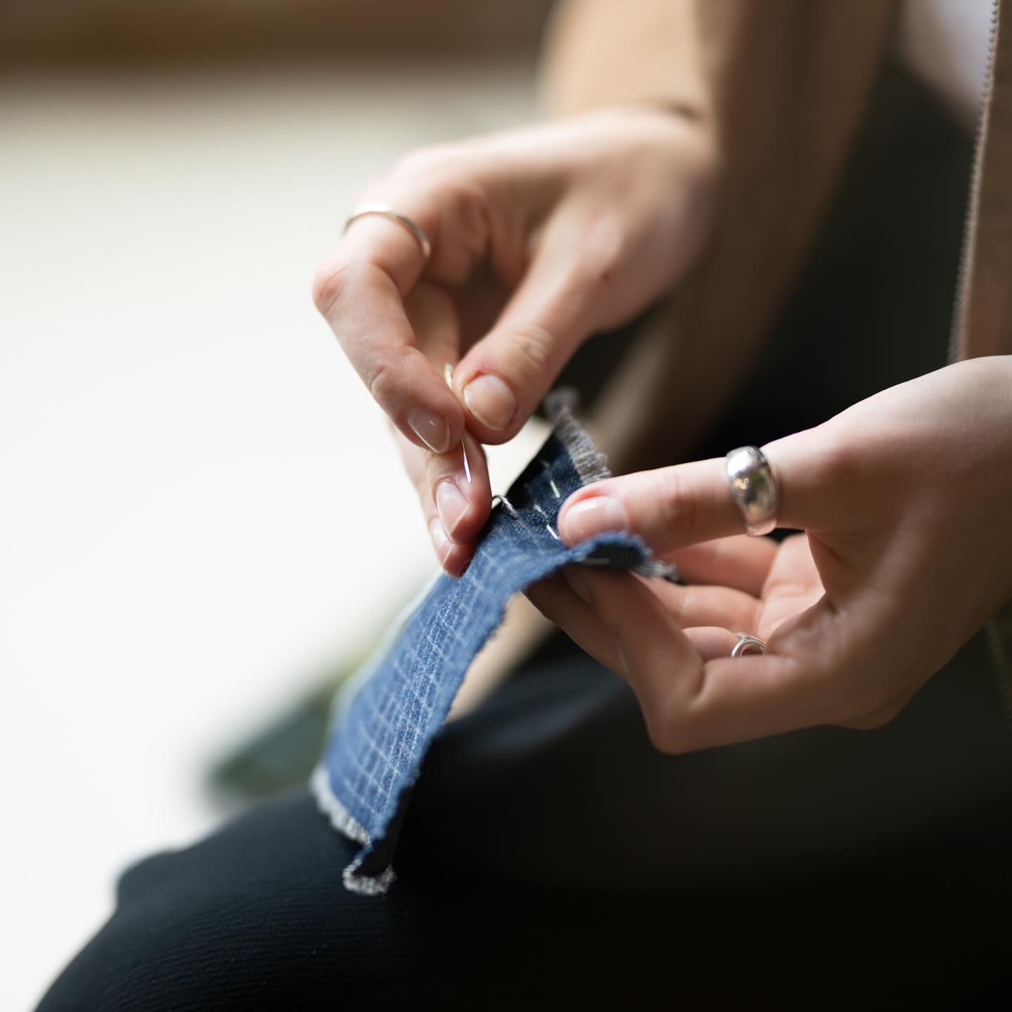 Mindful mending is a practice of durability, for both our garments and ourselves. The care, patience, and intention it takes to repair something by hand becomes its own form of meditation 🧵💚♻️

We were honored to bring Roboro&rsquo;s visible repair