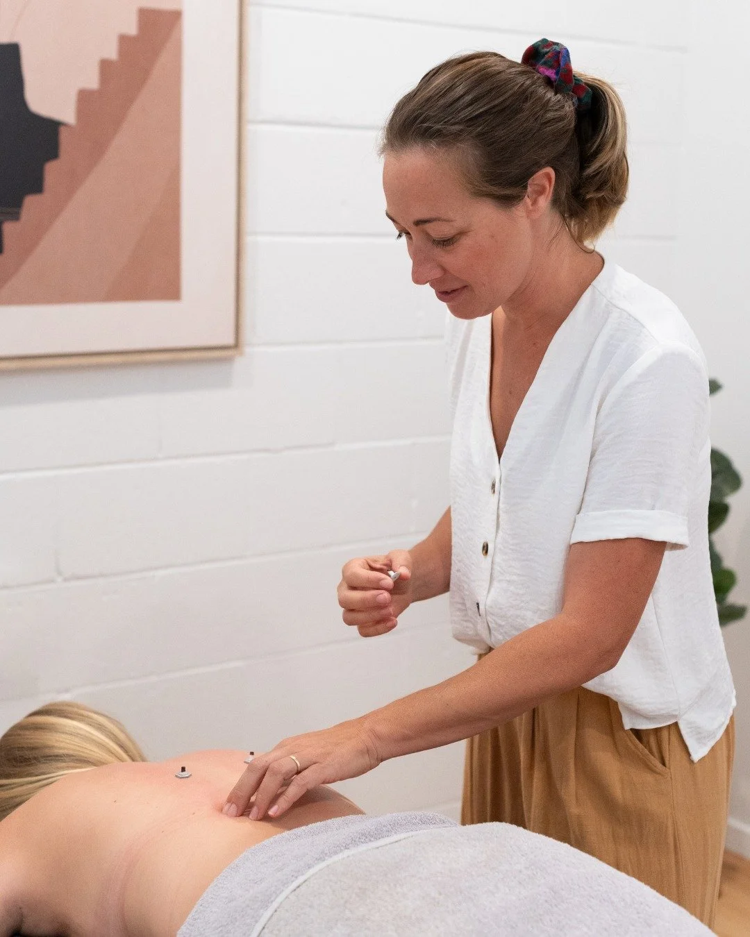Ancient wisdom, modern relief. 🌿
Moxa and acupuncture work together to ease pain, calm the nervous system, and restore balance from the inside out.
Book your session online via the link in bio.