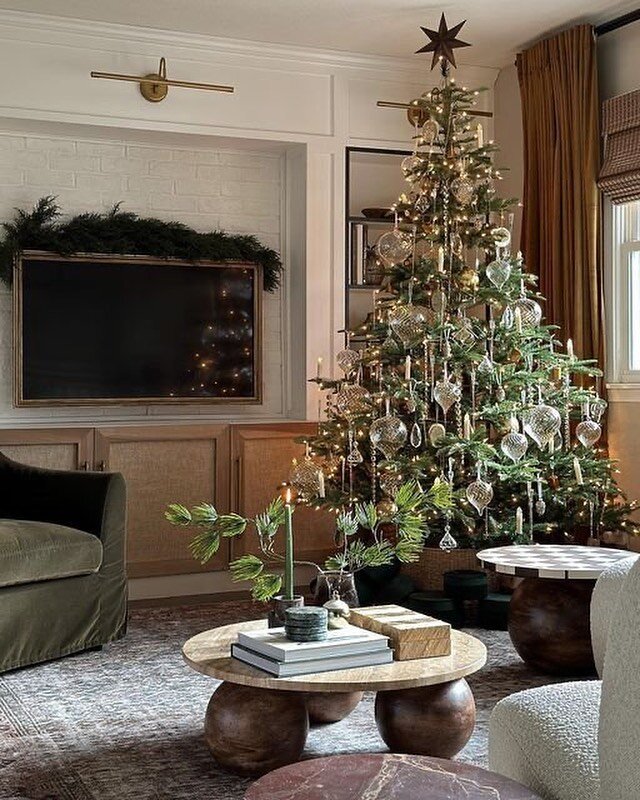 Looking for a bit of inspiration to get you started with your Christmas decor this year? I&rsquo;ve got you covered. Hop on over to the blog to check out of festive homes inspiring me this Christmas (Link in Bio).
.
.
.
Photo Credit: @withsarale
.
.
