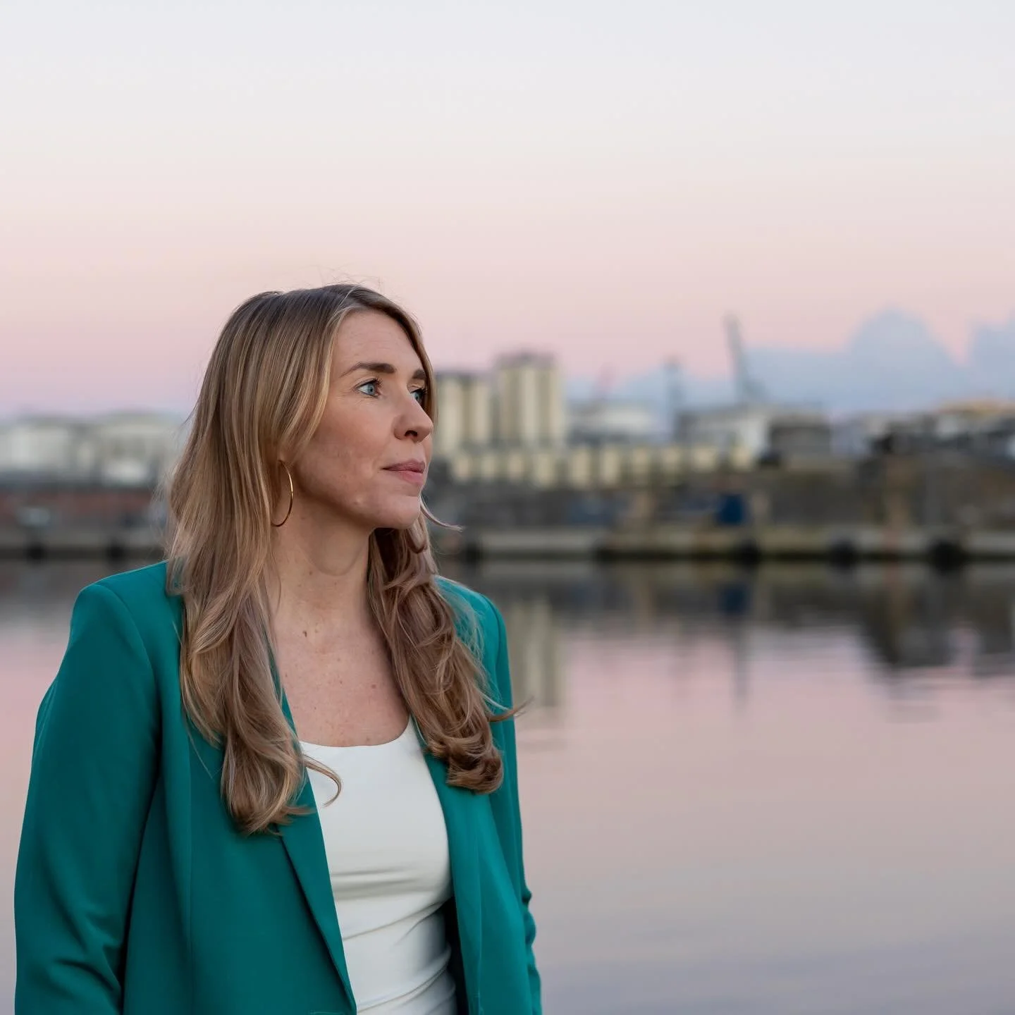 When life throws you a curveball, throw on a suit 🌞

📸 @stefan_k_olsen 

#artistlife #singersongwriter #indiemusic #sunsetvibes #behindthescenes #photoshoot