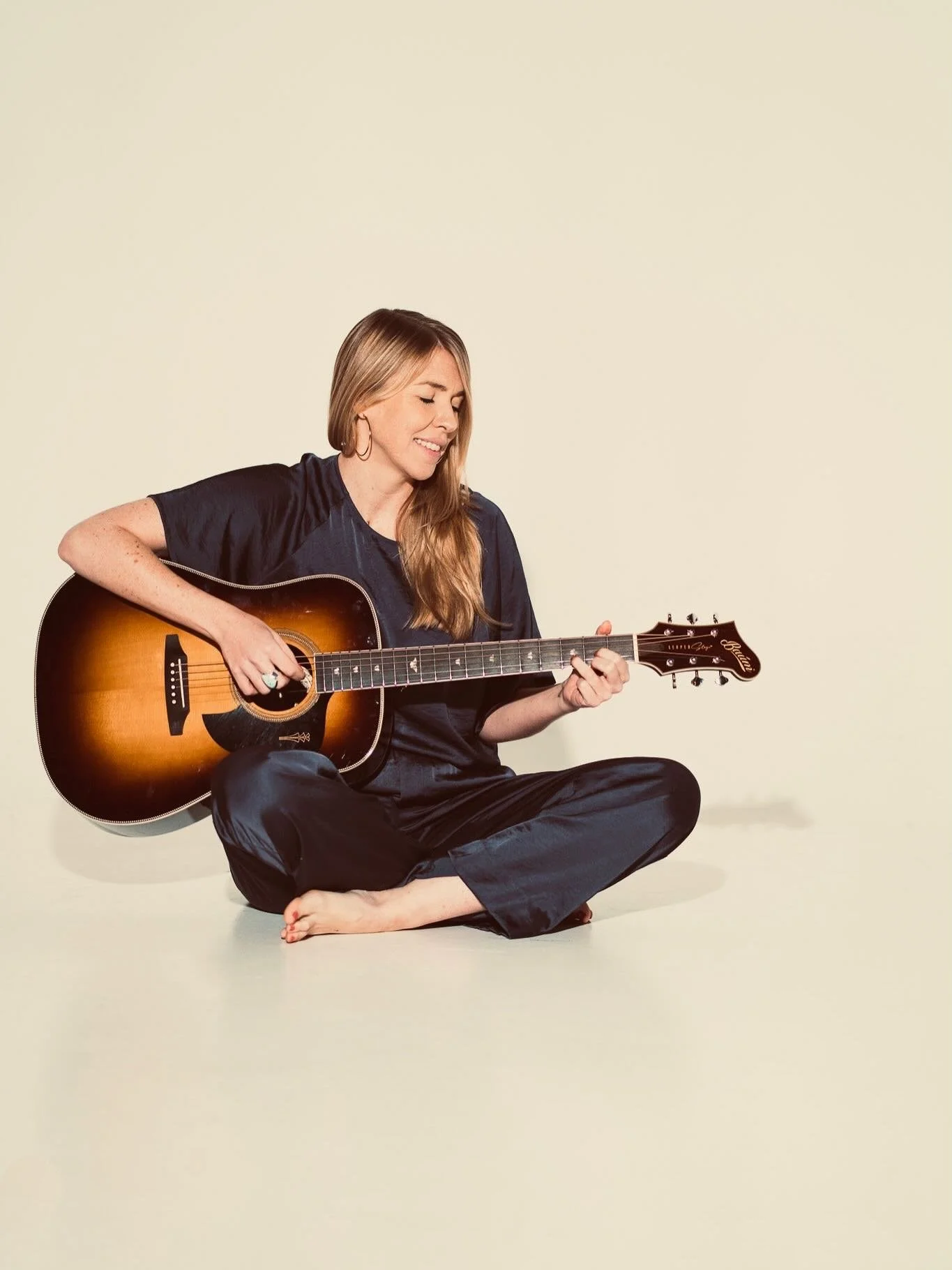 Penny Flows 2.0

📸 @lively.lenka 

#singersongwriter #indiemusic