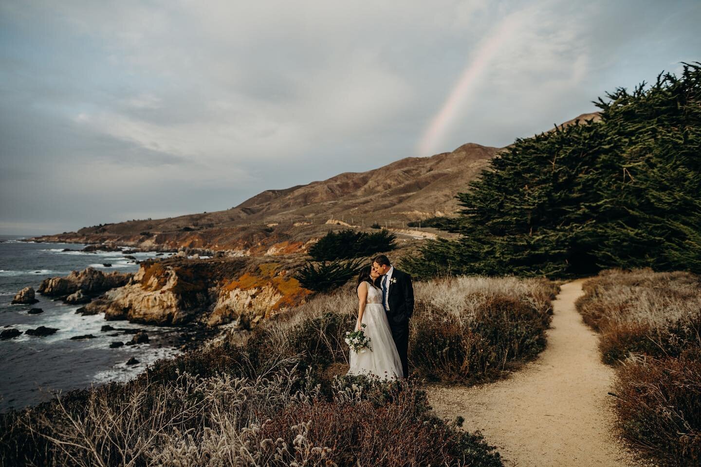 A few from Kathryn and Chris&rsquo;s sweet Big Sur elopement, where we had everything from rain, to sunshine, to a rainbow make an appearance.
Shot for @justinegrajskiphotos ✨