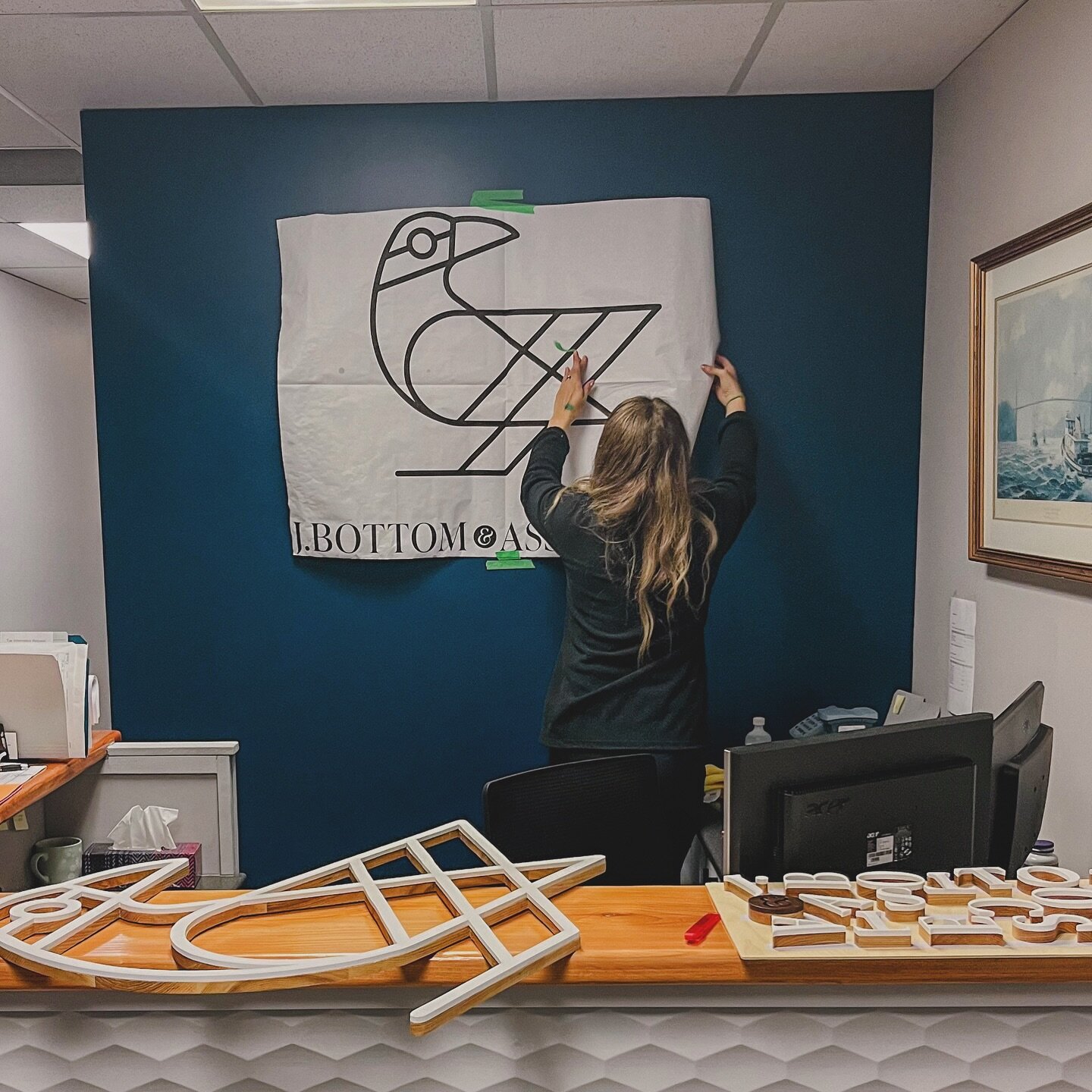 Just in my element, hanging signs!

#jbottomandassociates #newwest #signs #woodsigns #signmaker #thatmakergirl #vancouverbc #vancouver_ig