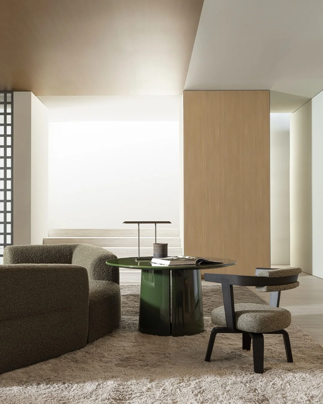 La 2025 Collection &ndash; Living Area di @molteniandc, sotto la direzione di Vincent Van Duysen, reinterpreta il living contemporaneo con uno sguardo che unisce memoria e visione.🪞📐
Il divano Emile di Christophe Delcourt si distingue per le sue li