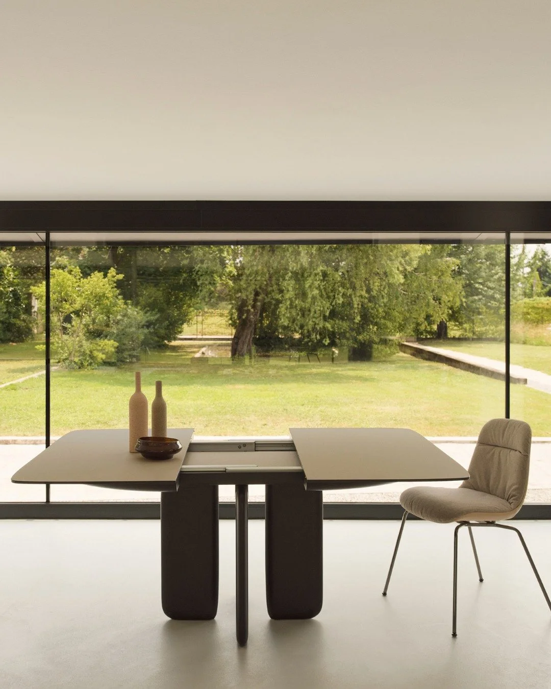 Nuove geometrie per il tavolo #Pala di @kristaliadesign: la versione quadrata allungabile amplia le possibilit&agrave; progettuali, offrendo flessibilit&agrave; e continuit&agrave; estetica in ogni contesto. 📐

#TrendMilanoDesign #KristaliaDesign #P
