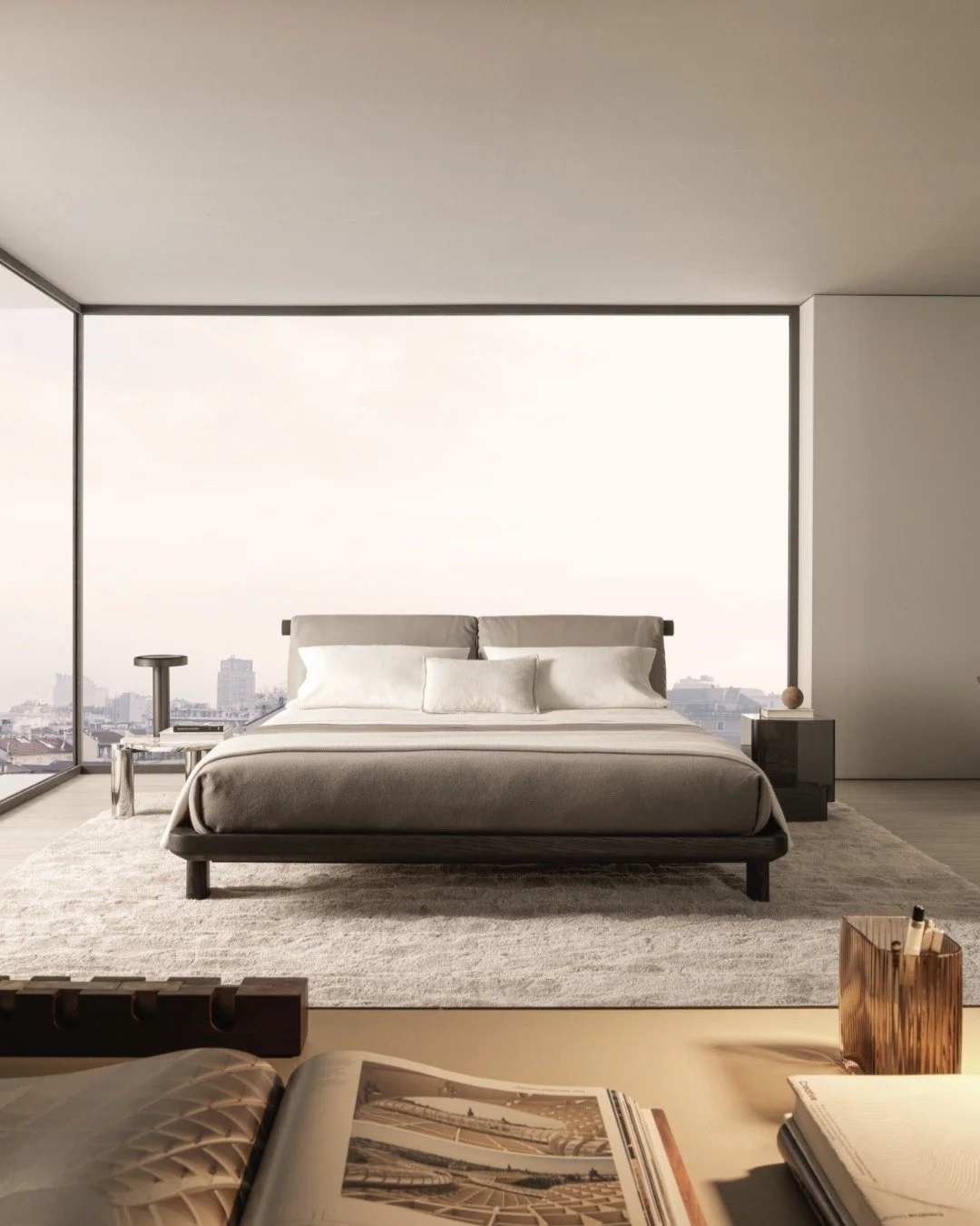 Il letto Tibeau di @gamfratesi celebra la forza del legno massello, ispirandosi a forme archetipiche e influenze del passato che diventano contemporanee. 
🪵 La doppia testata, modellata in una &ldquo;T&rdquo;, &egrave; un segno architettonico di equ