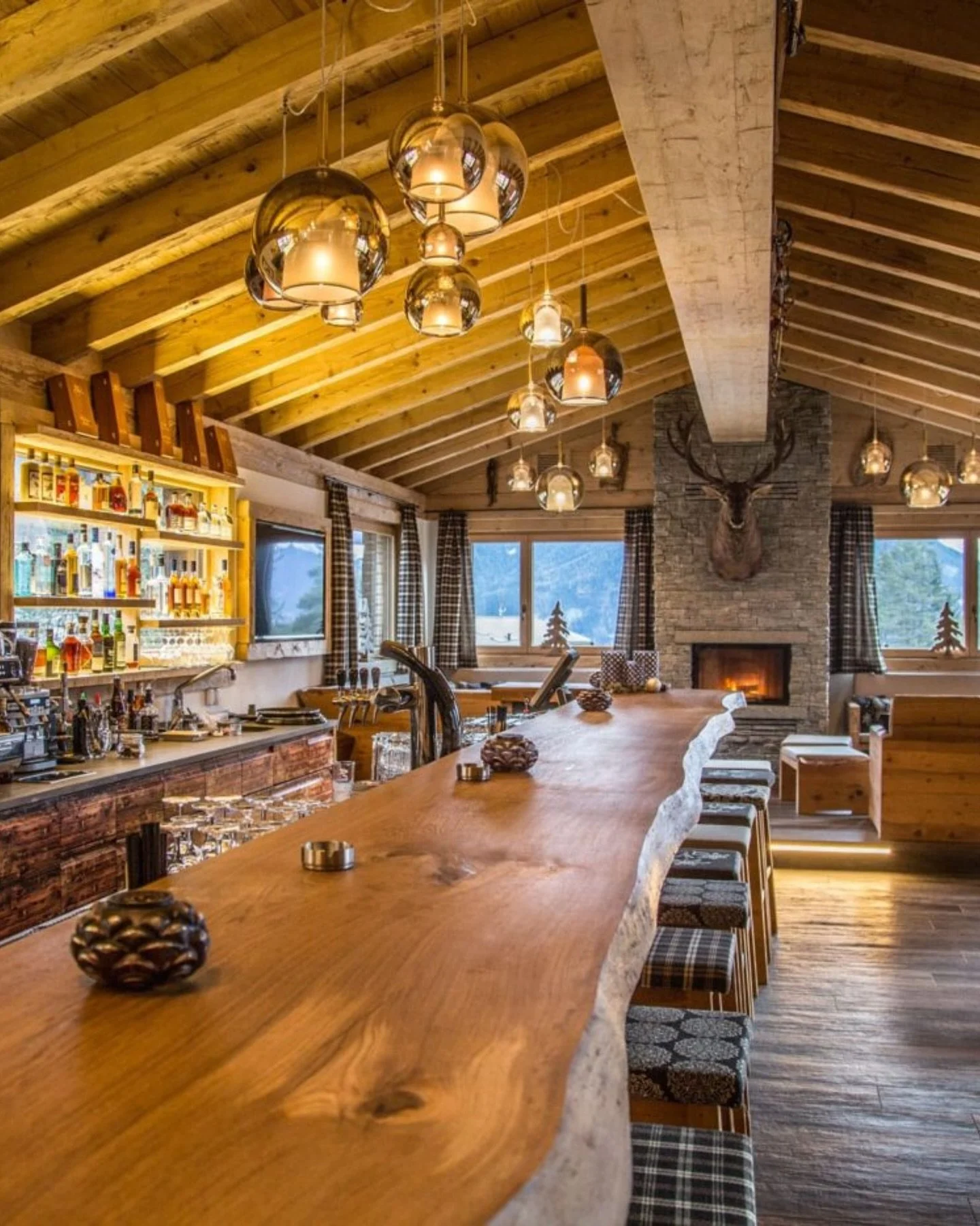 The calm before winter &mdash; a moment of design and lights. 🍁 
@pentalight 

#TrendMilanoDesign #PentaLight #GloLamp #LightingDesign #ContemporaryLighting #DesignElegance #ItalianDesign #LightAndReflections #ModernInteriors #DesignMood #InteriorLi