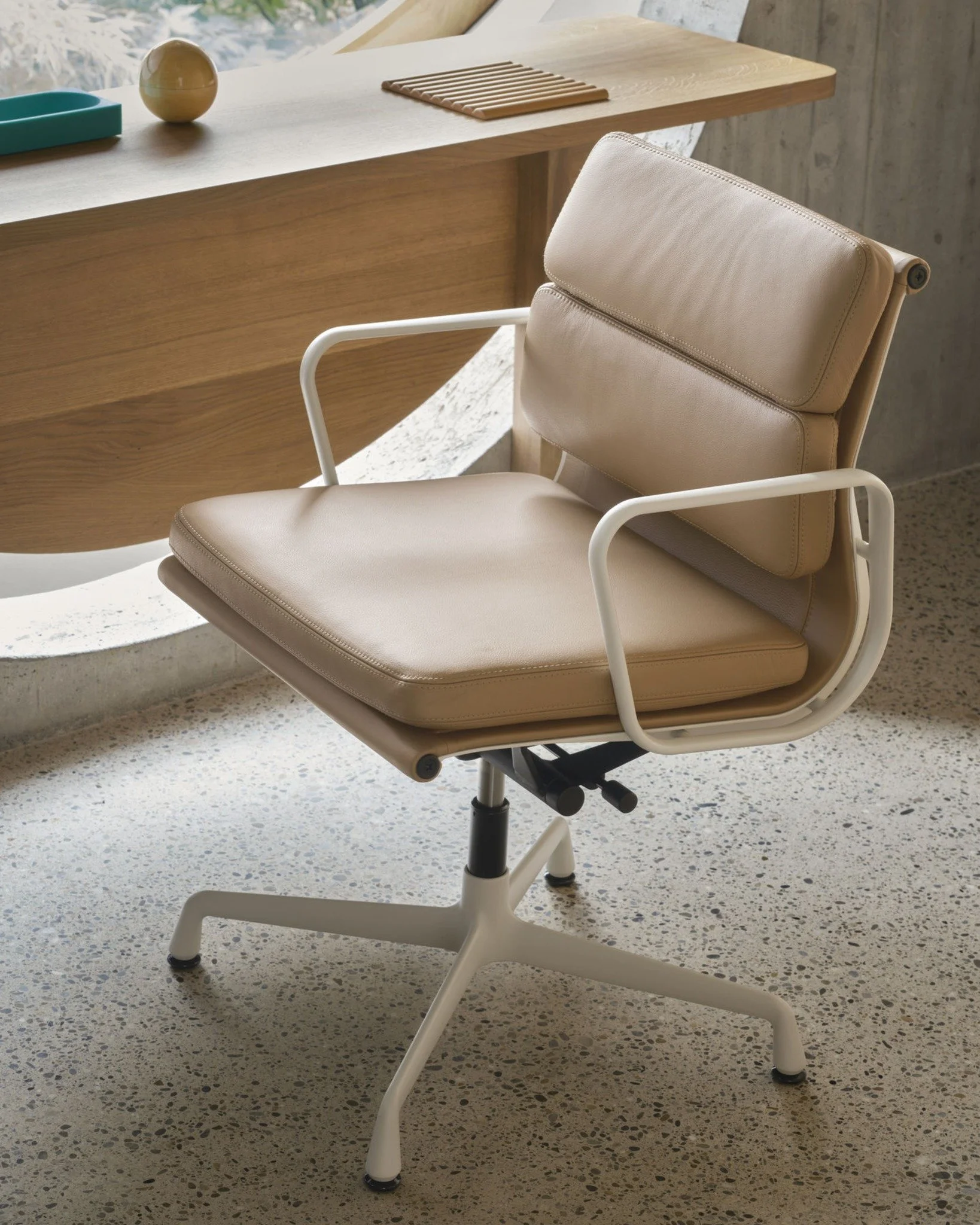 Lavora, crea, pensa con stile.✨
La Soft Pad Chair EA 231 di @vitra porta la firma Eames in una versione pensata per l&rsquo;home office contemporaneo: inclinazione regolabile, linee leggere e un&rsquo;eleganza che lavora con te, ogni giorno. 💼

#Tre