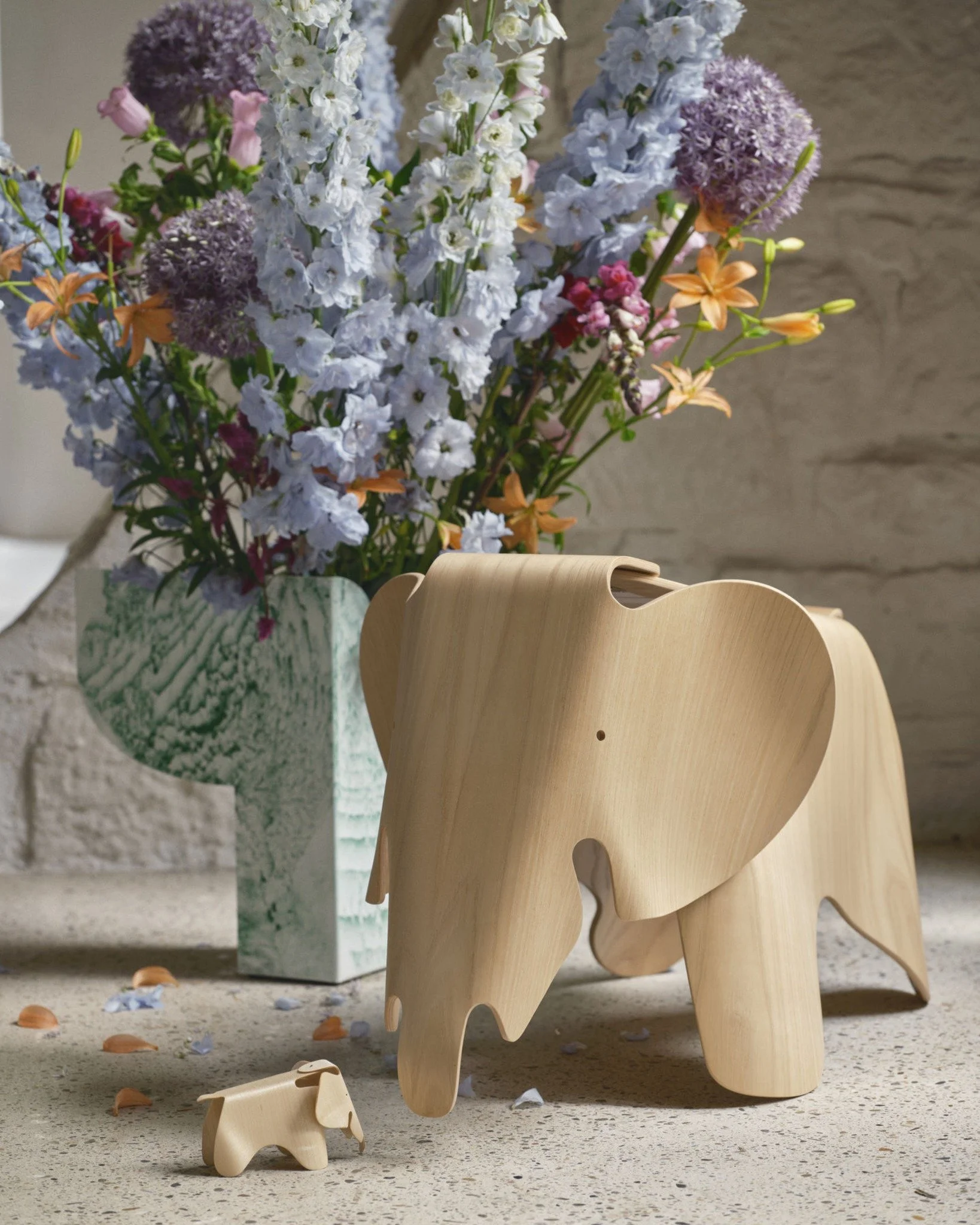 Nuove sfumature per un classico del design. 🐘
L&rsquo;Eames Elephant di @vitra si rinnova con legni europei: noce e castagno chiaro, rifiniti con vernici a base d&rsquo;acqua per un&rsquo;eleganza naturale e sostenibile. 🌰🌿

#TrendMilanoDesign #Vi