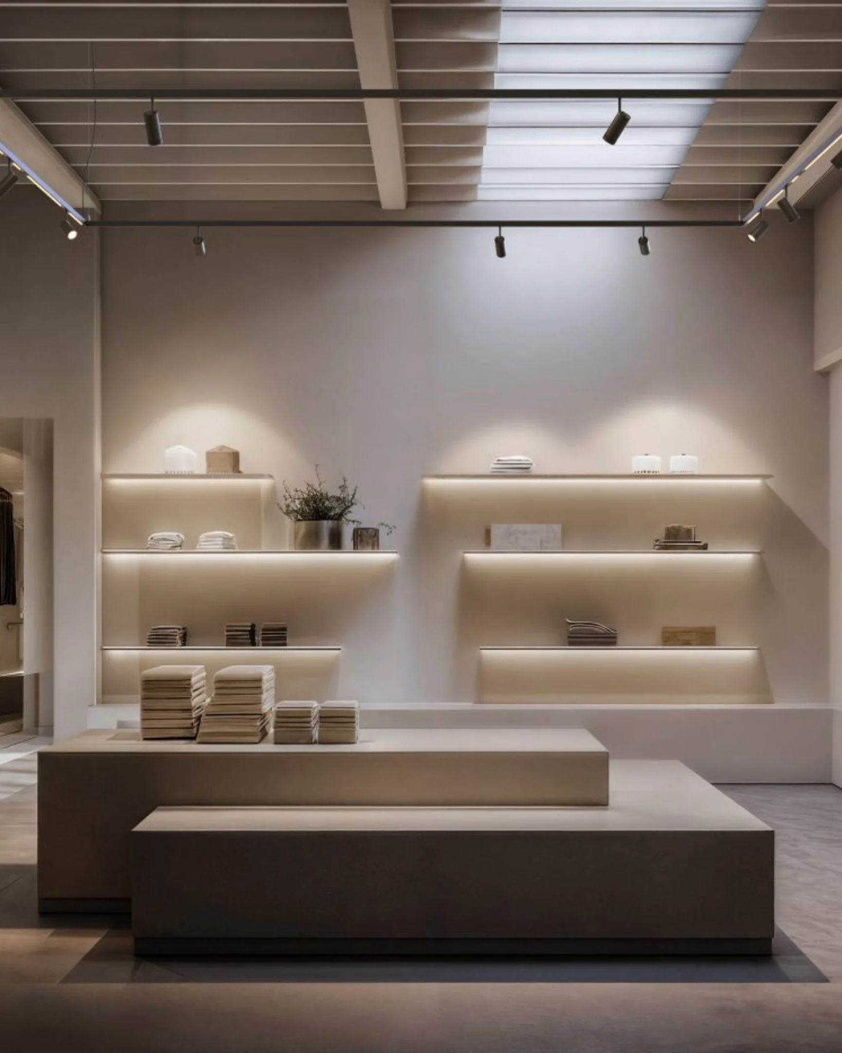 Stream di @pentalight nasce per chi immagina lo spazio attraverso la continuit&agrave;: una linea luminosa che accompagna, connette e definisce senza mai interrompere il ritmo dell&rsquo;ambiente. ✨🌙
La sua struttura essenziale accoglie spot e sospe