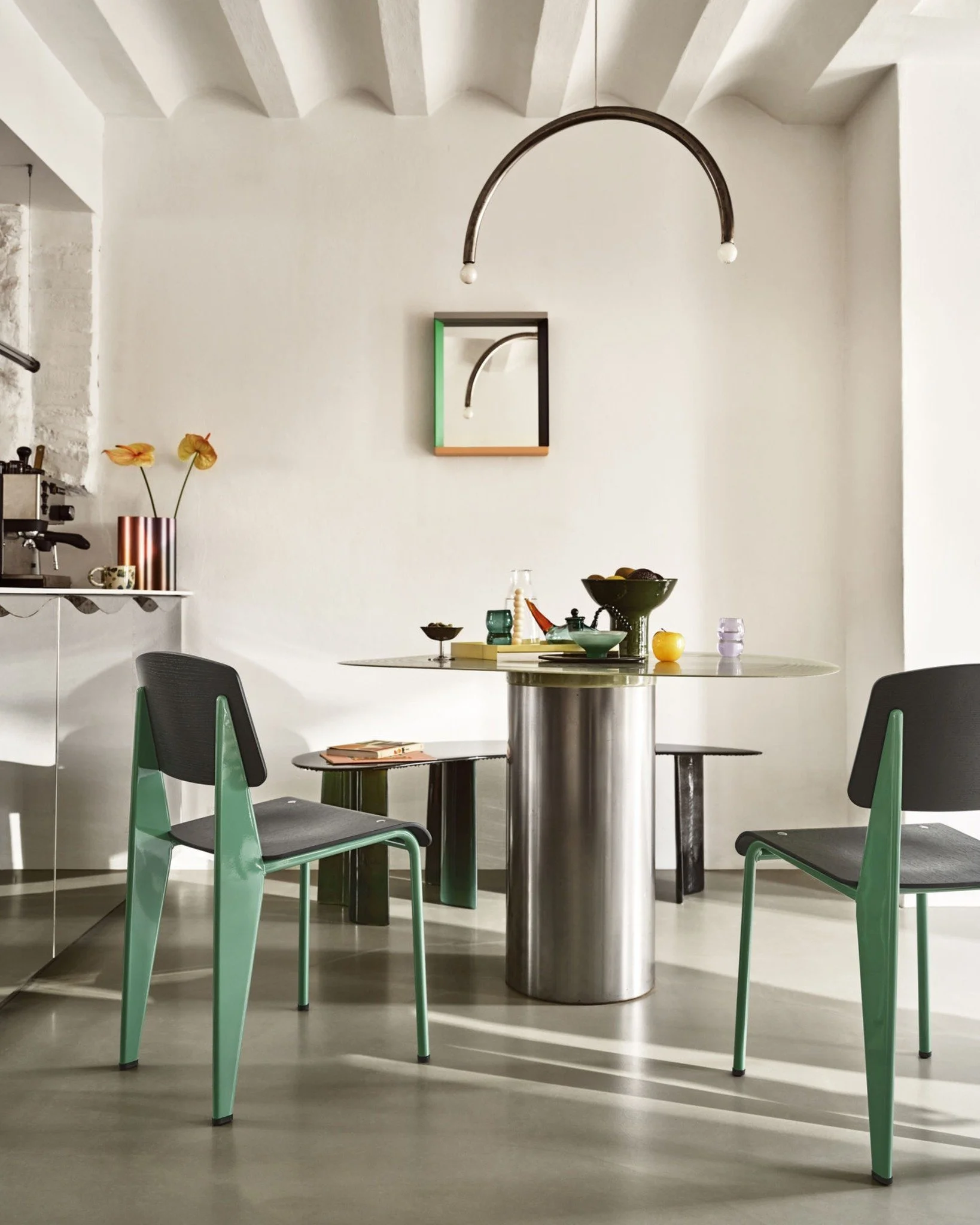 La forma nasce dalla logica della struttura nella Standard Chair. Disegnata nel 1934 da Jean Prouv&eacute; 🇫🇷, raggiunge un equilibrio impeccabile tra solidit&agrave; e semplicit&agrave;, trasformando l&rsquo;essenziale in carattere. 
Un capolavoro