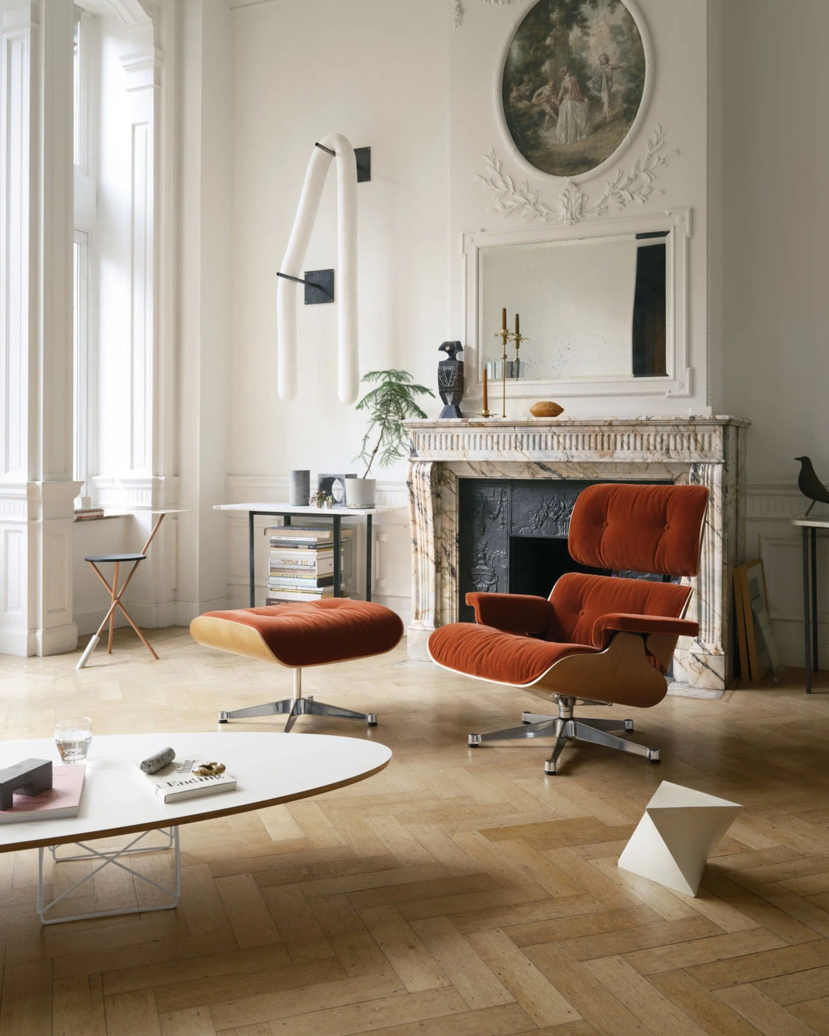 Nuove materie per un classico intramontabile. 🧡 La Eames Lounge Chair di @vitra si arricchisce del tessuto Calma: 100% fibre naturali, 🌱 una superficie vellutata che cambia tono con la luce e dona profondit&agrave; al progetto.

🏄🏻 Qui abbinato i