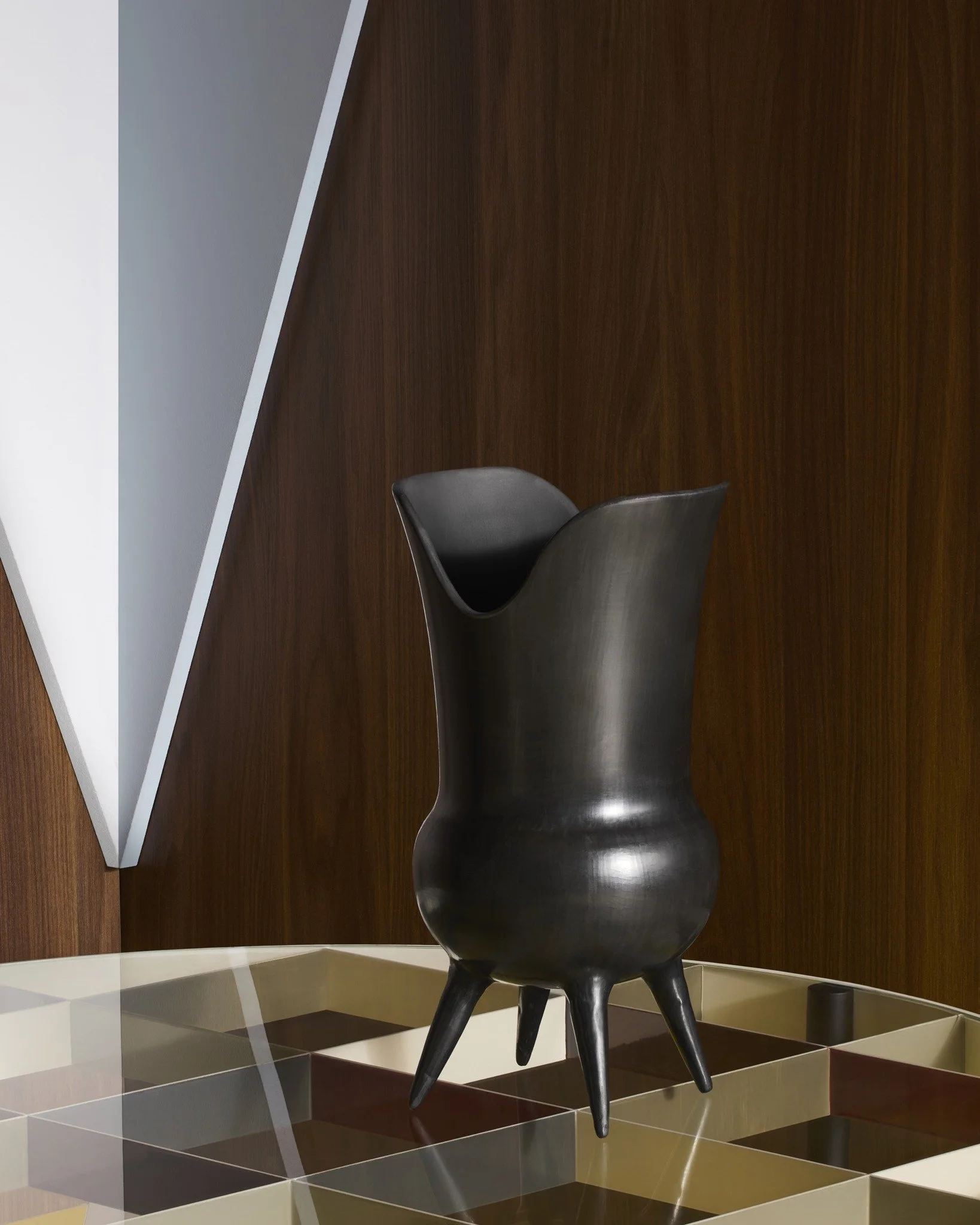 Gio Ponti Objects: piccole architetture da regalare o custodire. Dal #Bucchero, realizzato oggi dall&rsquo;ultimo maestro capace di tramandarne l&rsquo;antica tecnica, alle forme visionarie di #7Tubi e all&rsquo;ironia poetica de #LaMano, ogni pezzo 