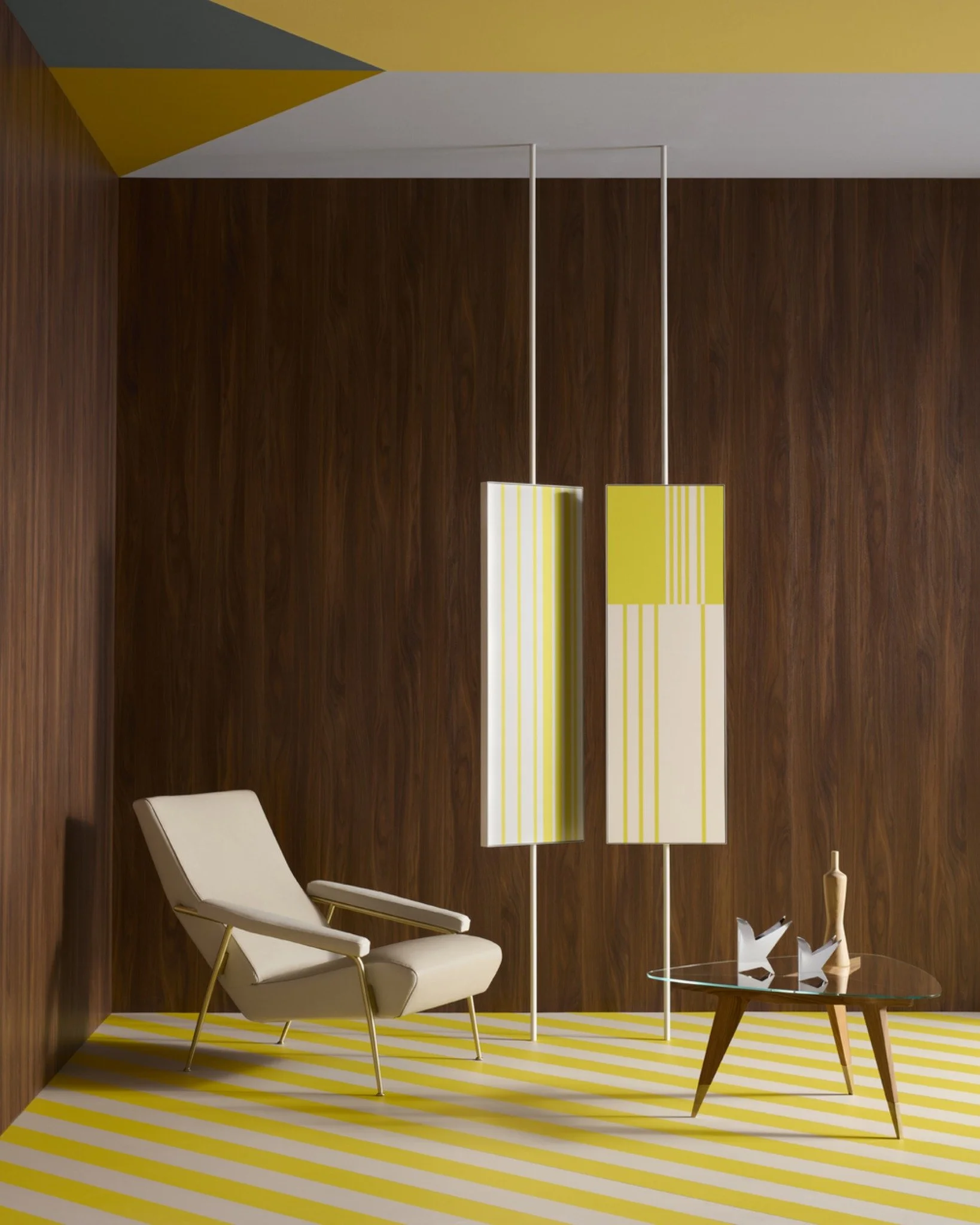 Gio Ponti intendeva lo spazio della casa come un'opera viva, capace di esprimere personalit&agrave; e visione attraverso gli arredi. 🎨 
#Colombo, #Bottiglie e #7Tubi traducono questa idea in oggetti che oscillano tra funzione e scultura: presenze le