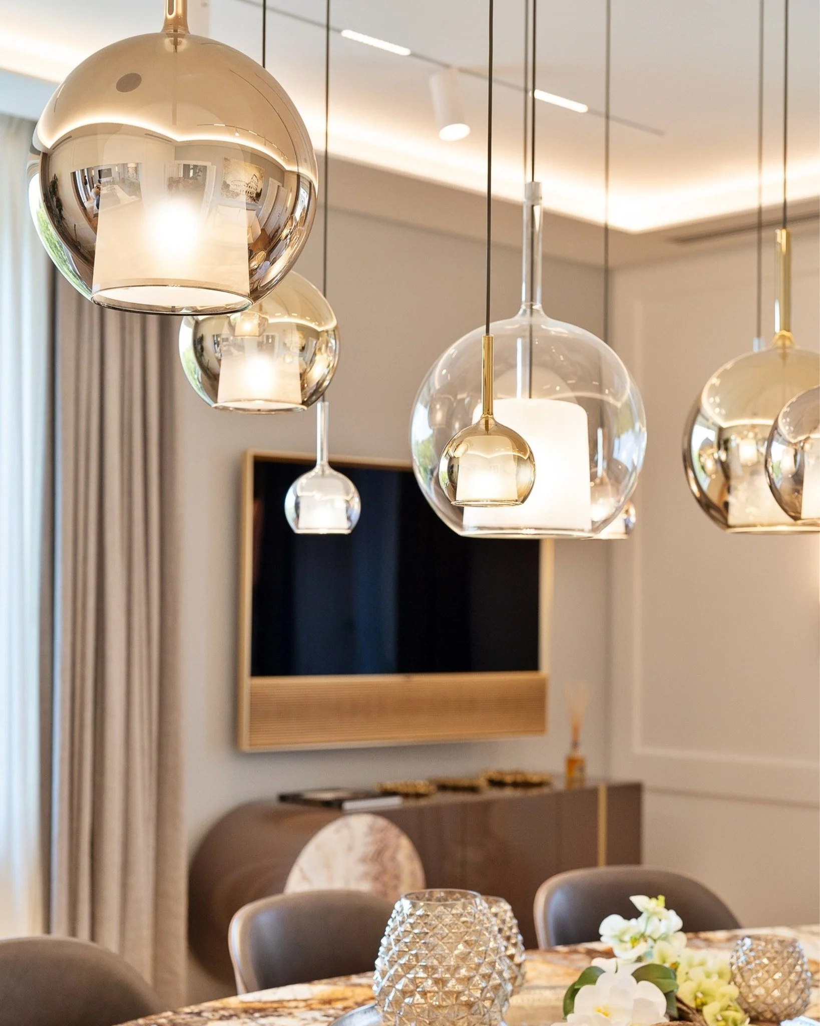 Crea uno spazio che celebra bellezza e convivialit&agrave; con @pentalight. 🥂 

#TrendMilanoDesign #PentaLight #GloLamp #LightingDesign #DecorativeLighting
#InteriorDesign #InteriorAtmosphere #ArchitecturalLighting #DesignLighting #HospitalityDesign