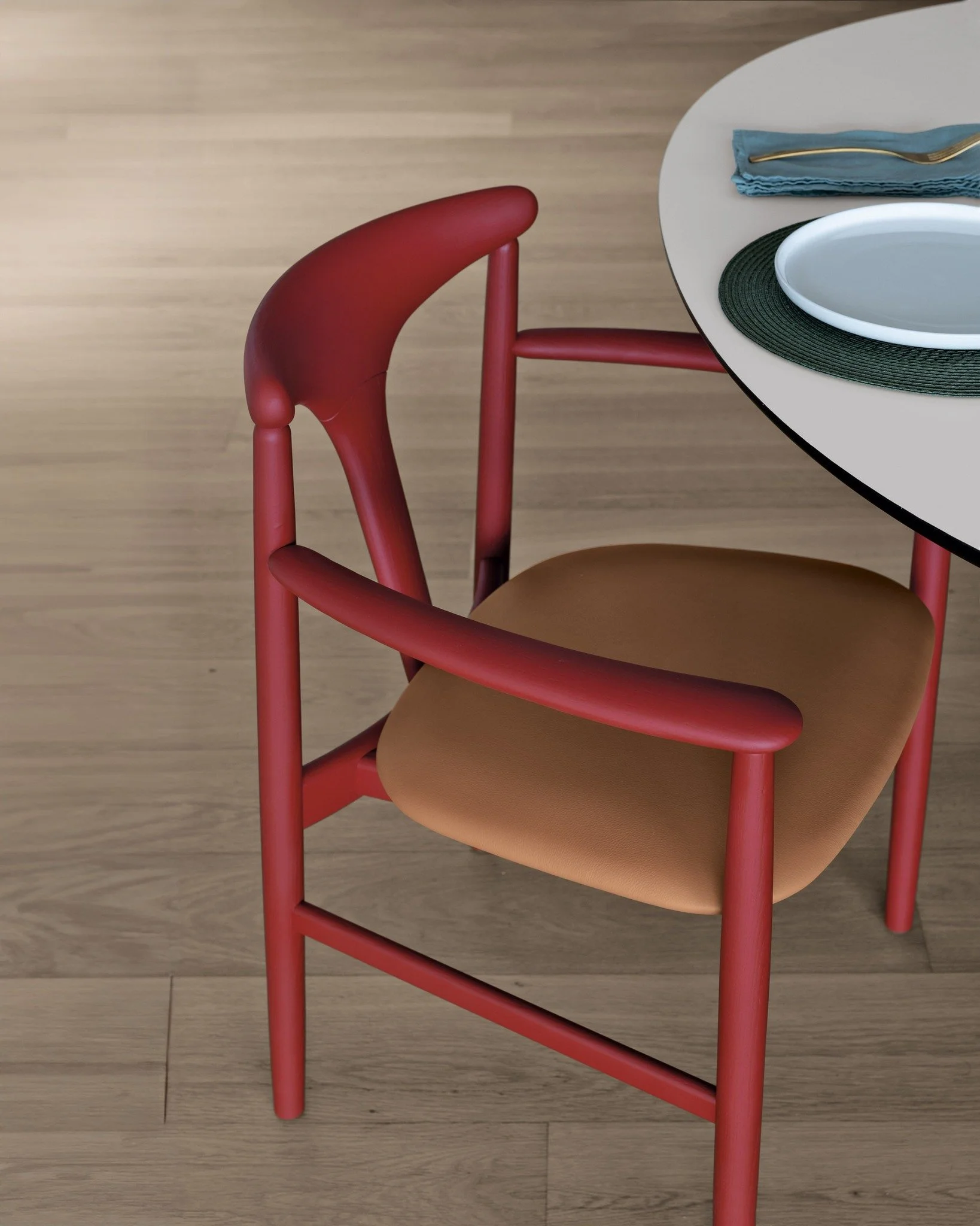 Disegnata da Kensaku Oshiro, Tonbo interpreta l&rsquo;arte giapponese della leggerezza attraverso dettagli morbidi e giunzioni arrotondate. 🇯🇵
In frassino tinto rosso, Tonbo assume una nota pi&ugrave; decisa: linee pulite, silhouette fluida e un eq