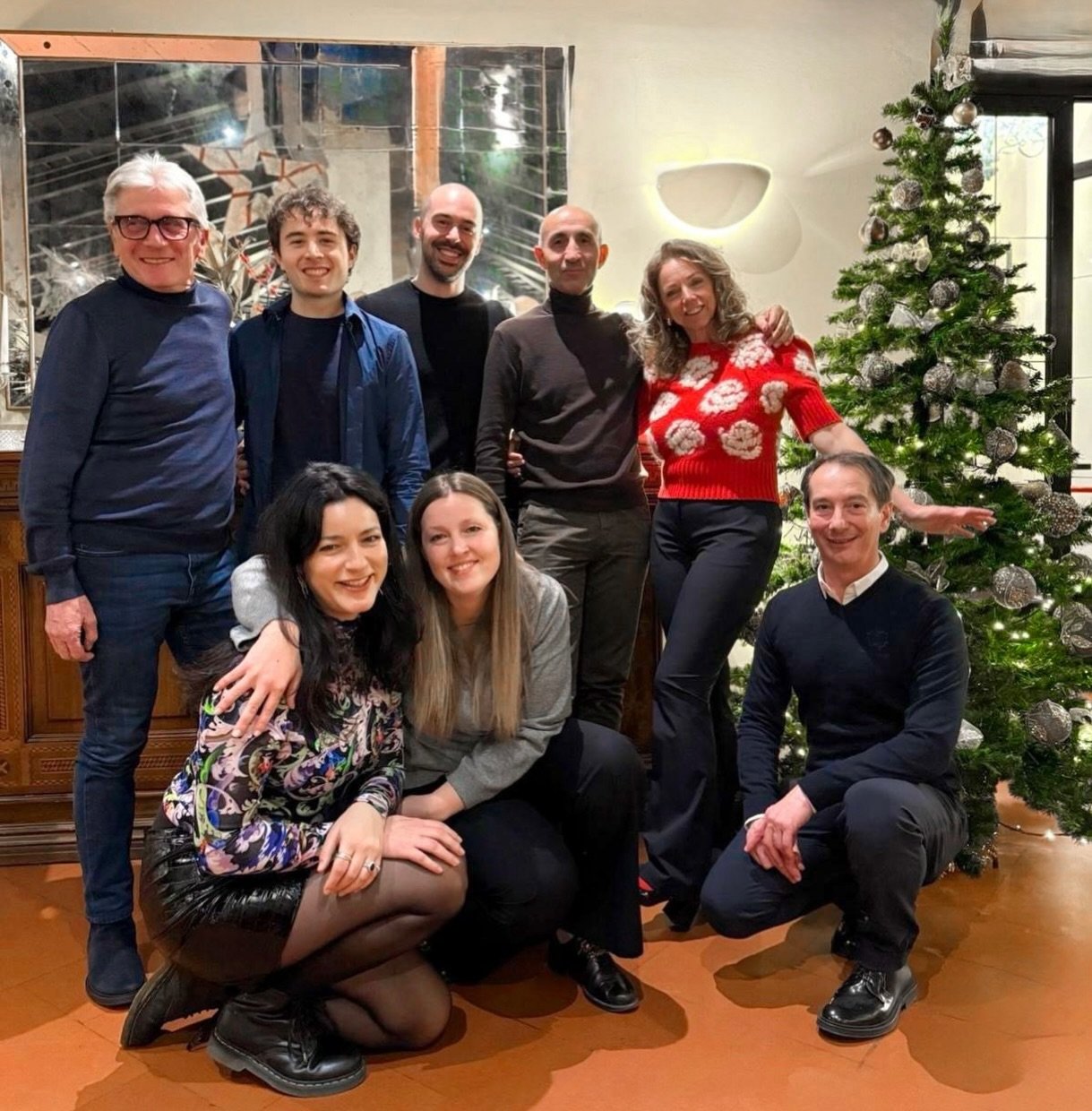 Vi auguriamo un Natale pieno di gioia, bellezza e momenti che fanno sentire a casa. 🎄✨ 

#TrendMilanoDesign #BuoneFeste