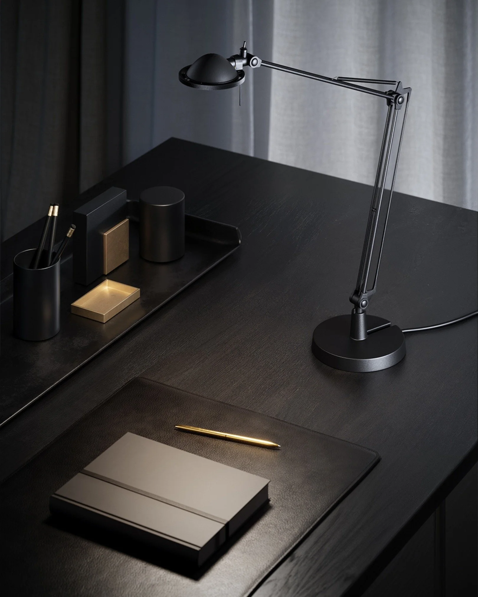 #Berenice &egrave; un vero capolavoro meccanico che dal 1985 ha introdotto una nuova generazione di luce: ⏳ stabile, agile e precisa, capace di orientarsi con assoluta naturalezza esattamente dove serve. 
Nata come evoluzione raffinata della classica