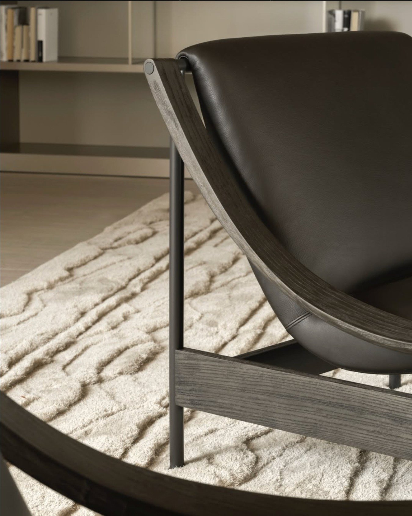 La purezza scandinava incontra il comfort italiano nella poltrona #Lia di @molteniandc. 
🪵 Metallo, legno e rivestimenti in pelle o tessuto dialogano in un design sinuoso, pensato per offrire qualit&agrave; tattile e versatilit&agrave; progettuale.
