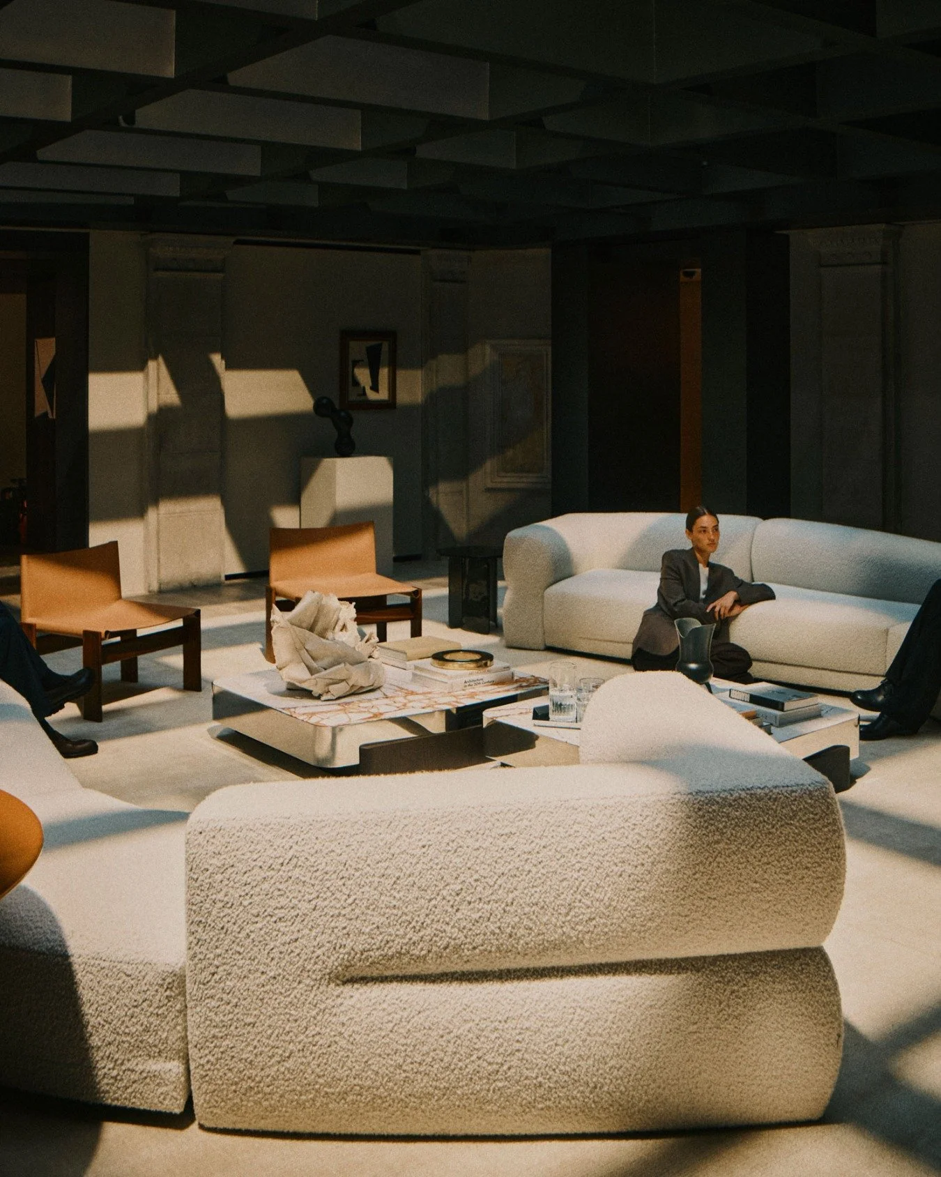 Come una scultura, il divano Emile di Christophe Delcourt arricchisce l&rsquo;elegante ambientazione di &ldquo;Geometry of Life&rdquo;, il cortometraggio ambientato a Milano, Palazzo Molteni. 🖼
Molteni&amp;C 

#TrendMilanoDesign #MolteniAndC #EmileS