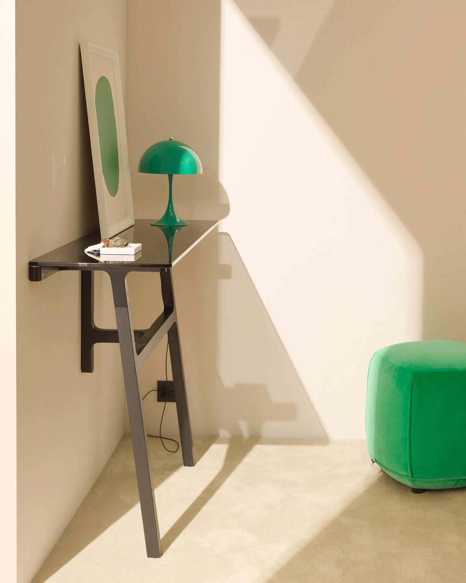 Qui in versione Console, Bottega di Kensaku Oshiro si ispira all&rsquo;estetica della funzionalit&agrave; degli strumenti di lavoro quotidiani.
 ➡️ Disponibile con struttura in frassino e con il piano in vetro o Laminam.
@kristaliadesign 

#TrendMila