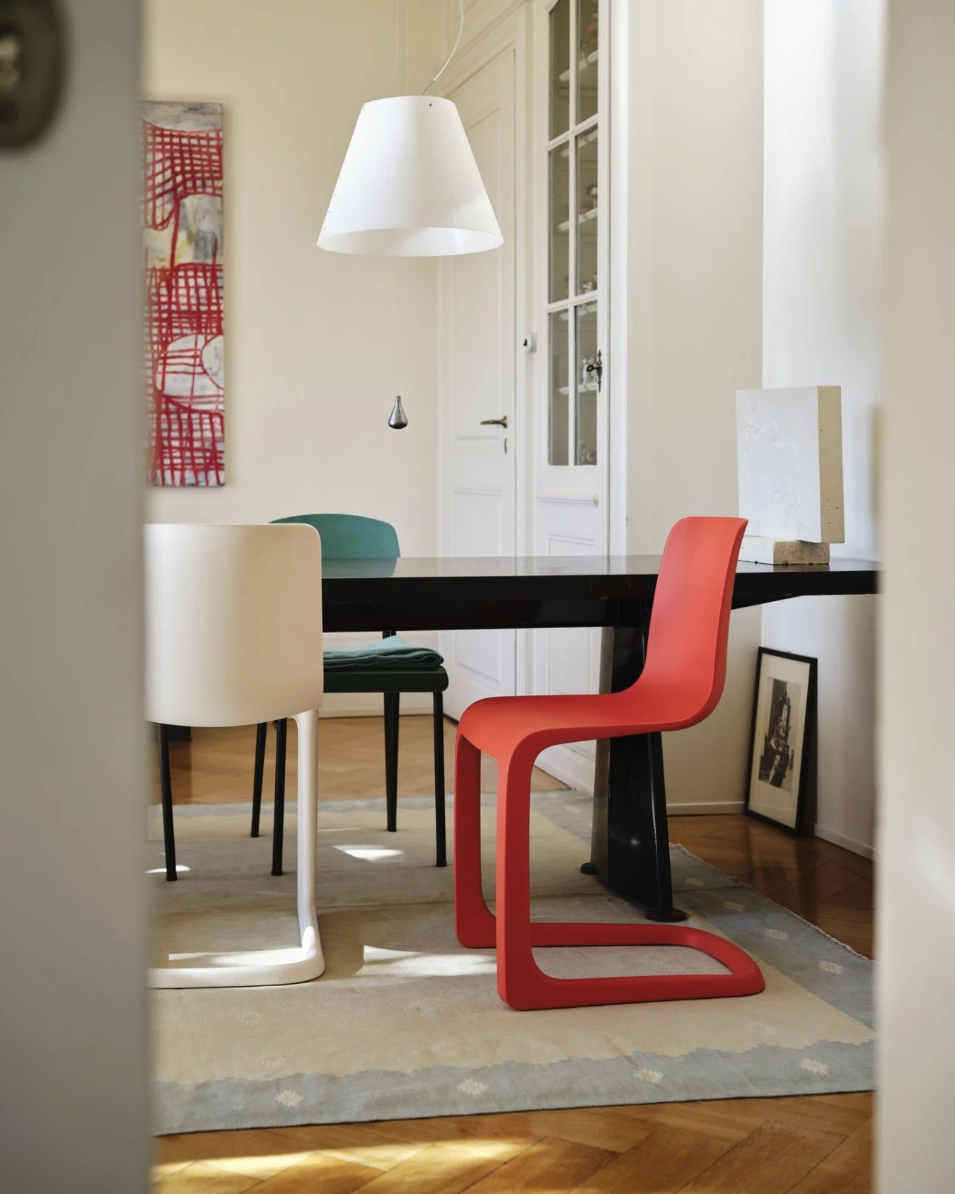 Con EVO-C, @vitra e Jasper Morrison reinterpretano il comfort della classica sedia a sbalzo in un design ergonomico realizzato interamente in polipropilene riciclabile. 
🪄 Minimalista e funzionale, la sua struttura integra elasticit&agrave; e resist