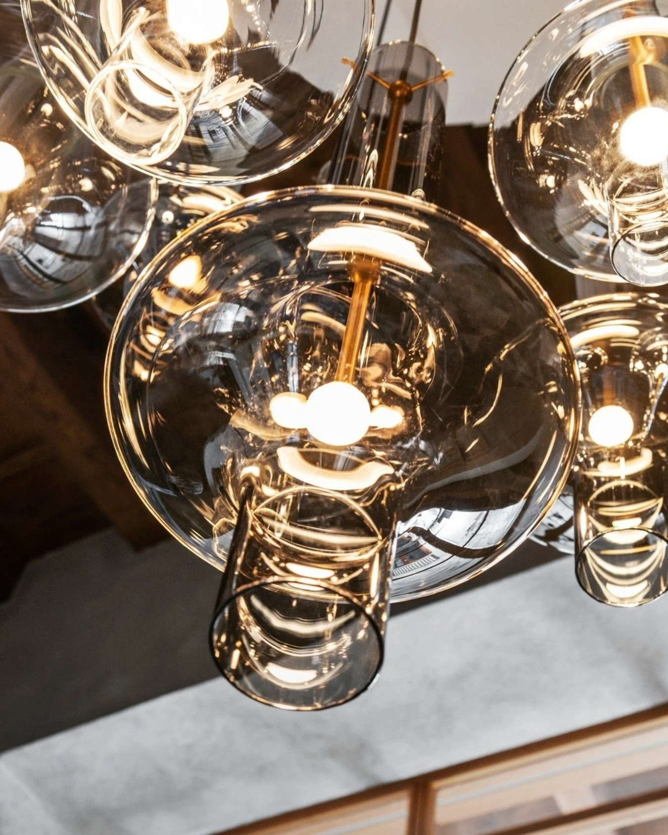 Penta Wonder: una composizione di sospensioni in vetro borosilicato definita da geometrie sottili, luce calda e riflessi raffinati che valorizzano materiali e volumi. 
L&rsquo;accostamento di pi&ugrave; elementi in diverse dimensioni, finiture e alte