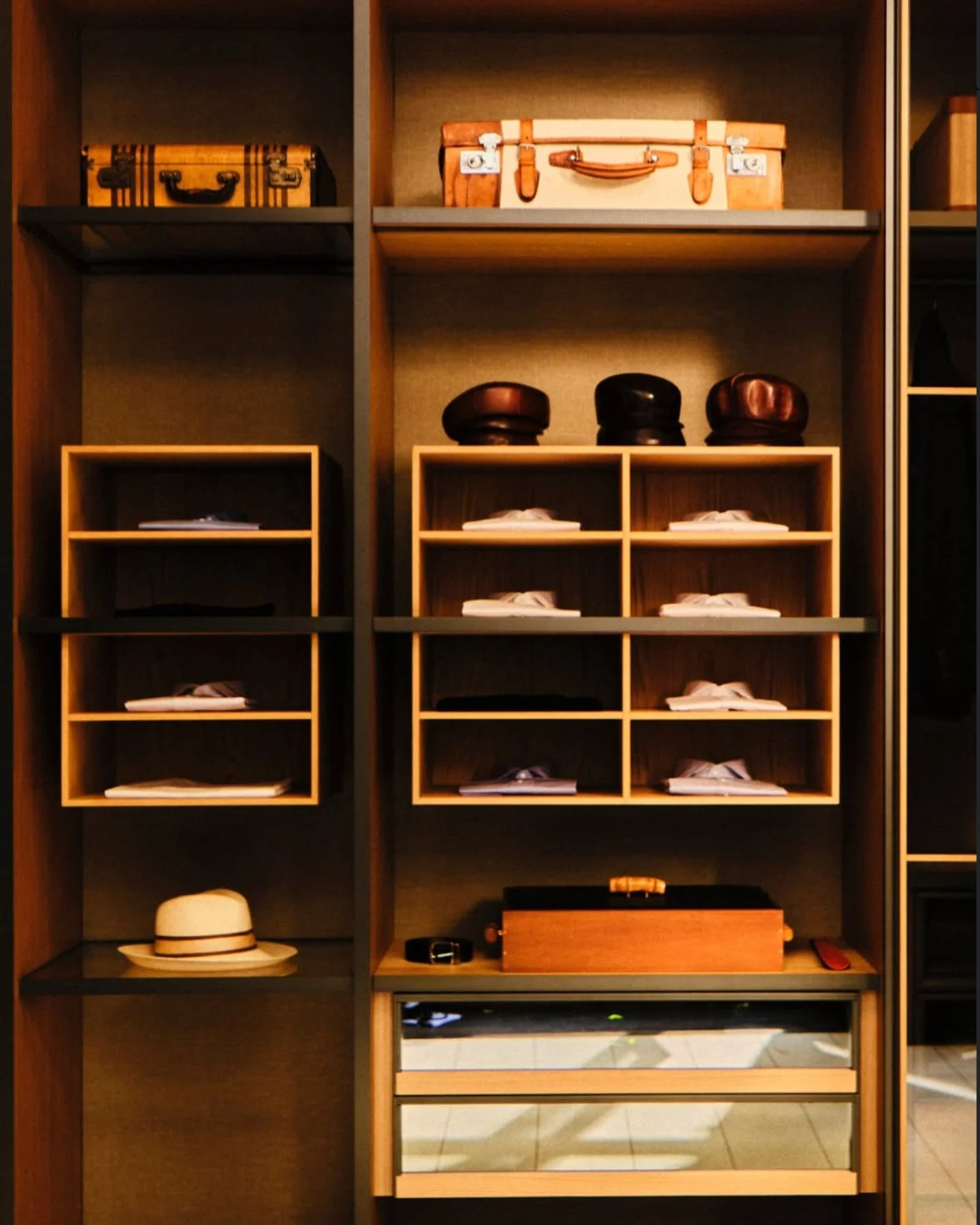 L&rsquo;elegante domesticit&agrave; della vita familiare attraverso le generazioni, osservata da molteplici prospettive, prende vita nel capitolo uno del cortometraggio &ldquo;Geometry of Life&rdquo;. L&rsquo;ambientazione &egrave; arricchita dall&rs