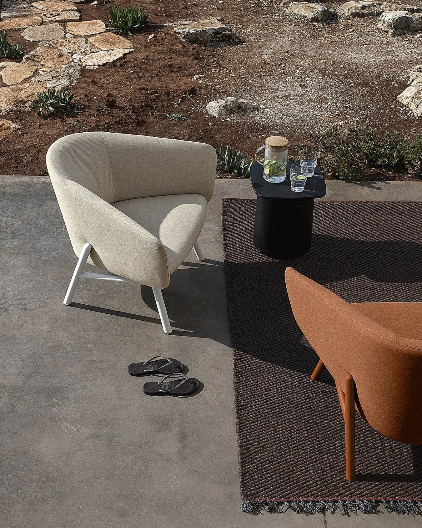 Ispirata alla sottile forma arcuata del biscotto francese da cui prende il nome, la seduta Tuile di @kristaliadesign combina una struttura leggera in metallo verniciato con una seduta curva e accogliente. 🍥
Disponibile in tessuto o pelle, anche con 