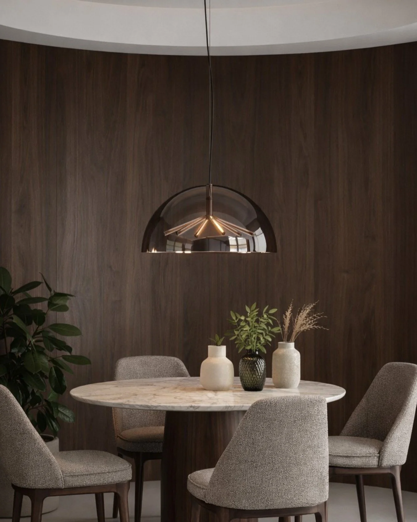 ⚪️ La collezione Runa di @pentalight si amplia con Runa Maxi, nuova versione con diametro da 61 cm che affianca la misura originale da 45. 
 🔘 Scoprila anche nella nuova finitura con vetro fum&eacute; e struttura cromata. Una presenza luminosa equil