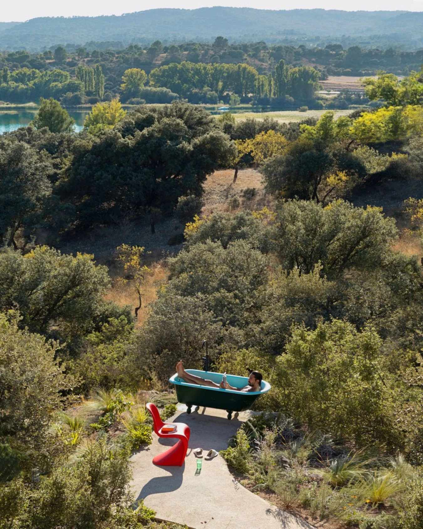Con le prime giornate di primavera gli spazi si aprono verso l&rsquo;esterno 🌤️ Vitra Home Stories for Spring celebra la bella stagione con nuovi colori e combinazioni che portano leggerezza e nuova energia agli ambienti 🌿
In scena: 
🍇 Panton Chai