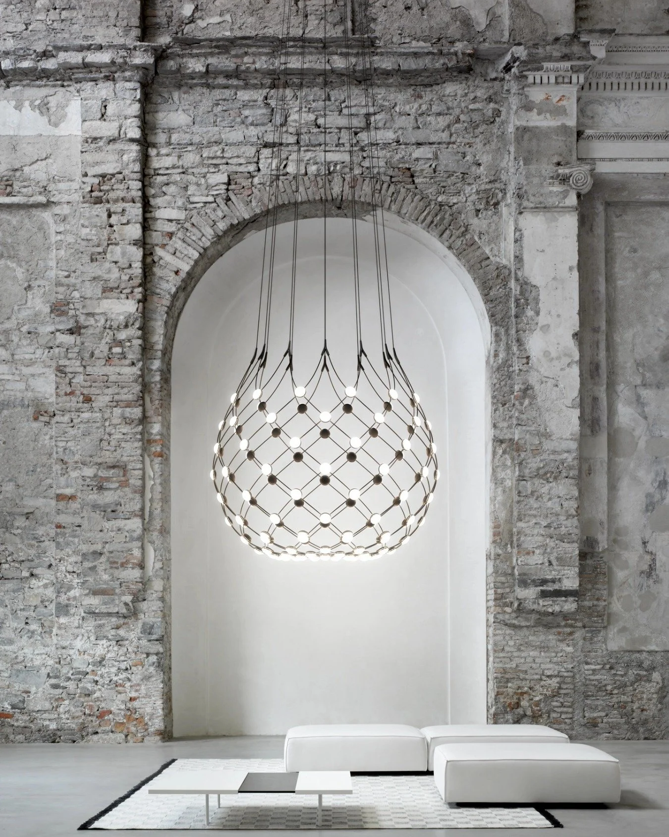 #Mesh &egrave; una struttura leggera e quasi trasparente: una rete di cavi flessibili in cui le sorgenti LED si distribuiscono con precisione, lasciando alla luce il ruolo di protagonista.
Disponibile in diverse dimensioni e lunghezze, garantisce una