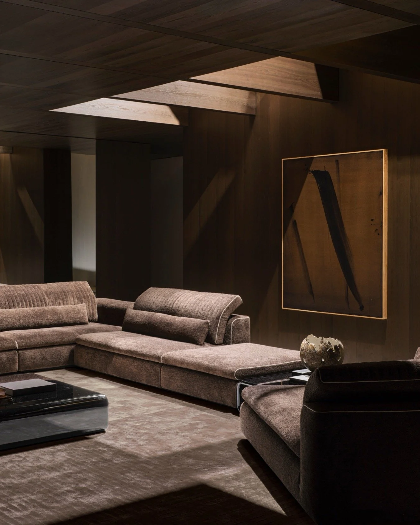 2026 Collection Preview: Julian sofa
@molteniandc introduce Julian, svelando in anteprima la collezione 2026. 

💬 &ldquo;Ogni dettaglio nasce dall&rsquo;idea di muoversi attorno al divano come a una scultura. Il profilo a contrasto ne definisce il r