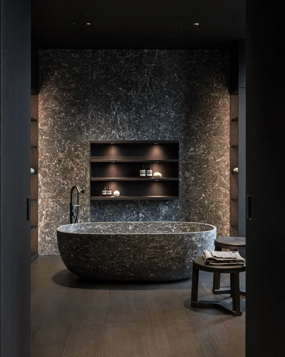 La 2026 Indoor Collection di @molteniandc si sviluppa come un racconto domestico continuo, intimo e misurato.

Dalle aree living con i nuovi sistemi di @christophedelcourt, alle soluzioni pi&ugrave; architetturali firmate @vincentvanduysen  e @studio