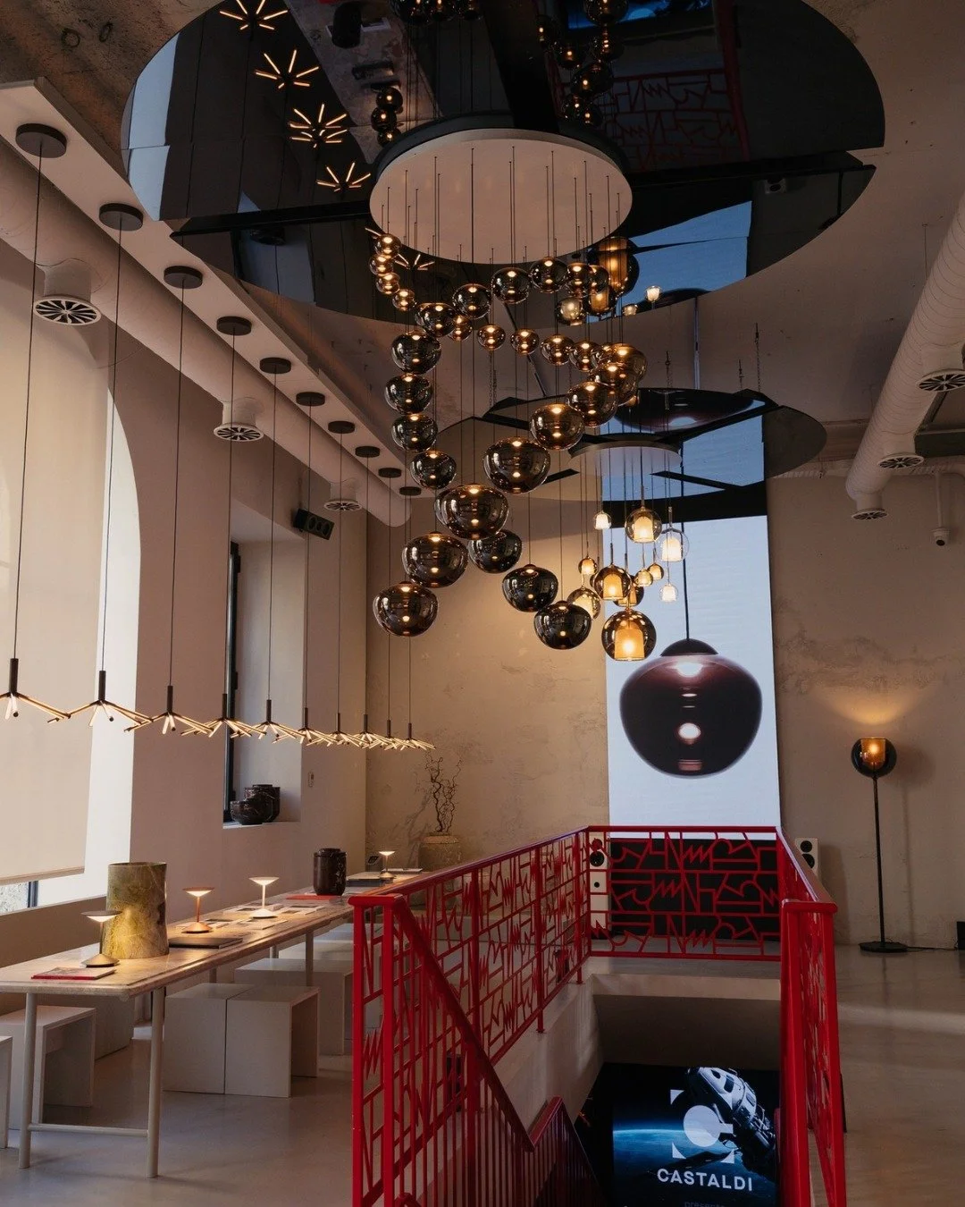 Un gioco di luce e riflessi che non si dimentica.
@pentalight  @ Auralis Space.

#TrendMilanoDesign #LightDesign #MDW26