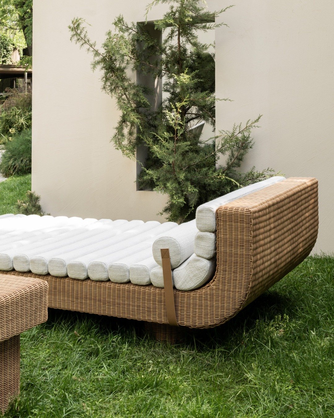 @molteniandc Outdoor 🍃 Un paesaggio sviluppato come una sequenza di spazi, dove la natura non &egrave; sfondo ma materia progettuale.

Elementi architettonici filtrano la visione, disegnano prospettive e rallentano il percorso, mettendo in relazione