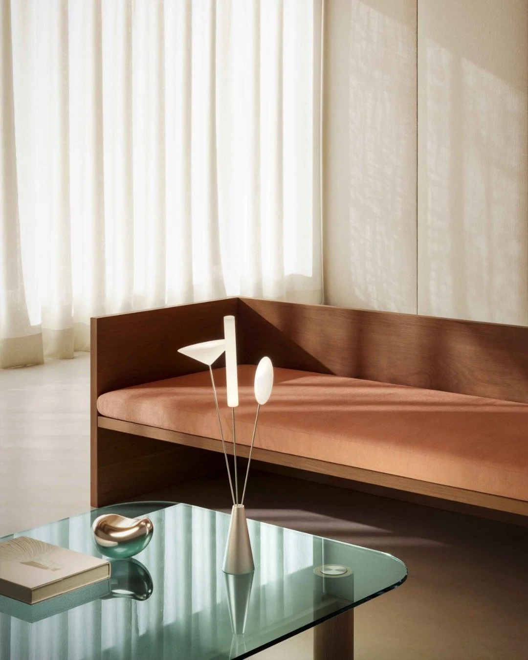 Posi portable di @luceplan_lighting reinterpreta l&rsquo;atto di comporre, ispirandosi all&rsquo;#Ikebana, attraverso una lampada da tavolo che prende forma inserendo gli steli nella base. 🪷

I diffusori si attivano al contatto, accendendosi e modul